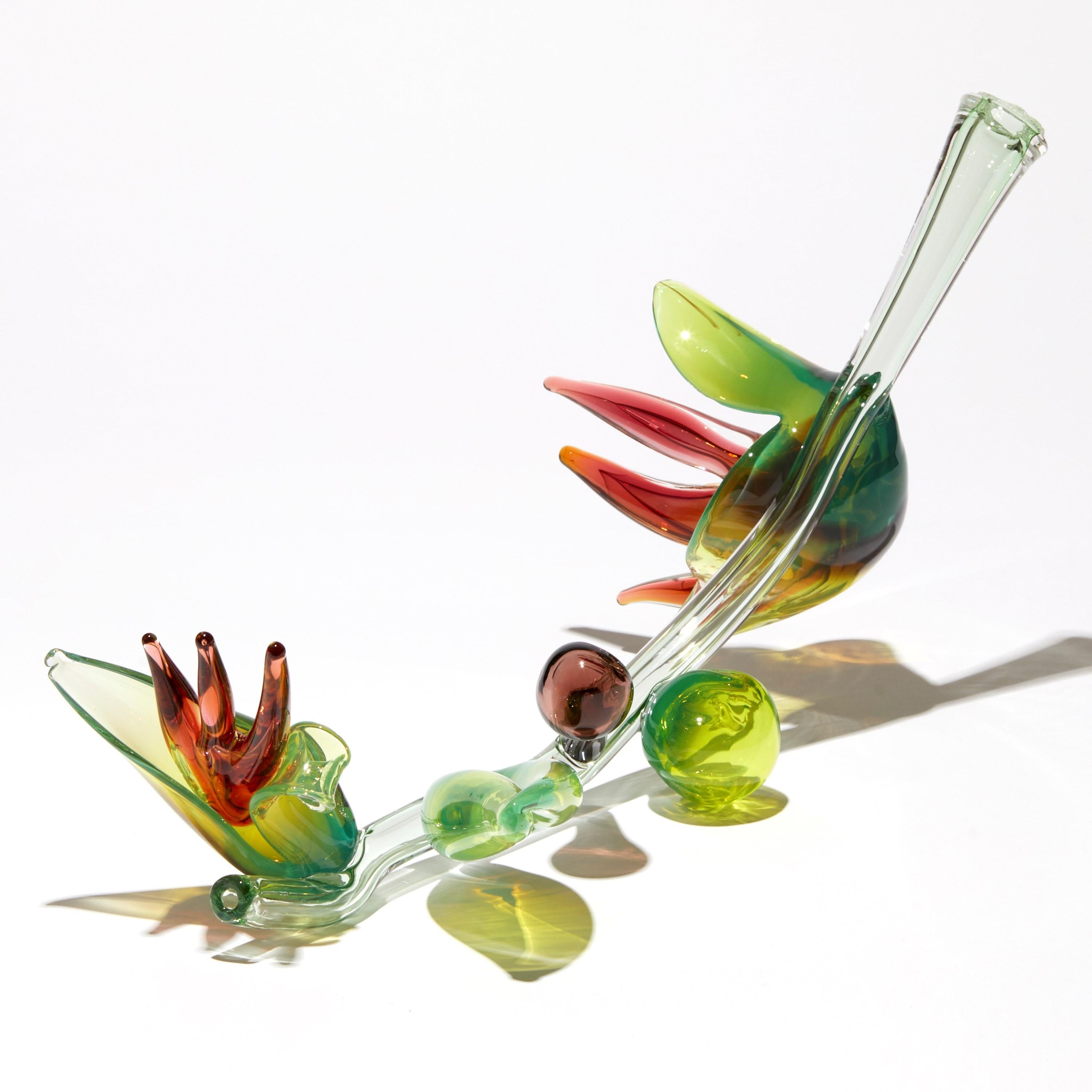 Celestial Hybrid, un'opera d'arte in vetro botanico verde e ambrato di Michèle Oberdieck in vendita 4
