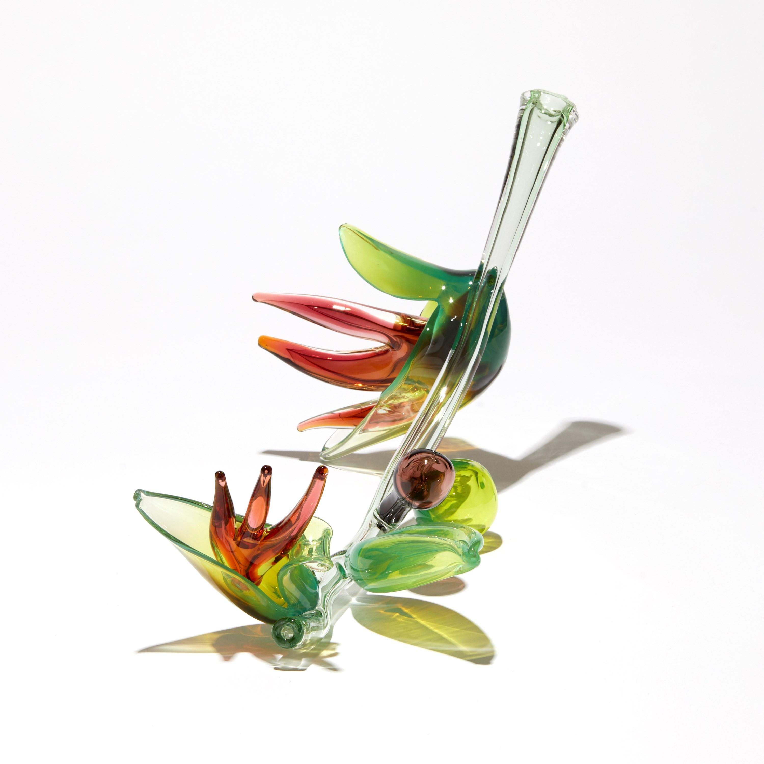 Celestial Hybrid, un'opera d'arte in vetro botanico verde e ambrato di Michèle Oberdieck in vendita 5