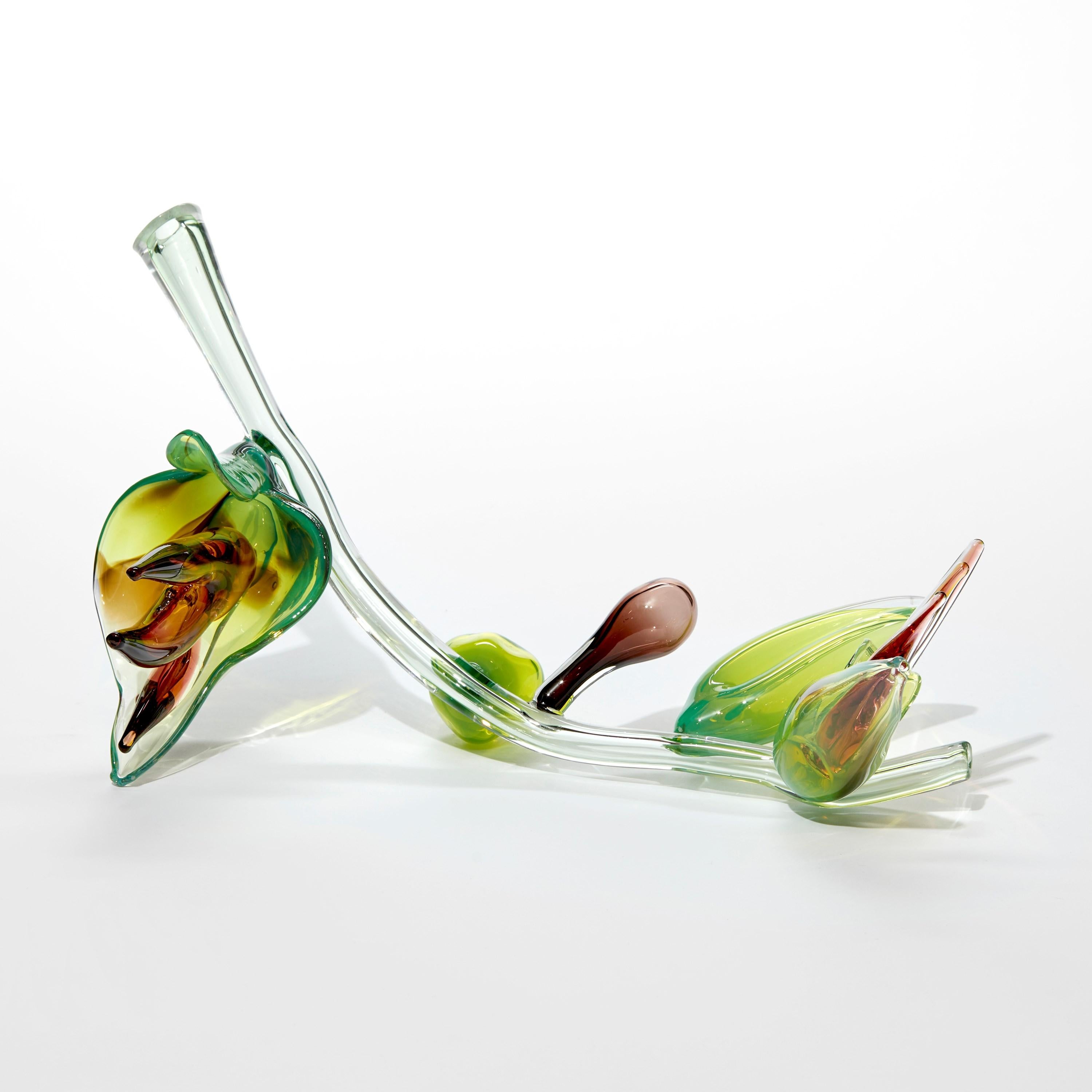 Celestial Hybrid, un'opera d'arte in vetro botanico verde e ambrato di Michèle Oberdieck In condizioni Nuovo in vendita a London, GB