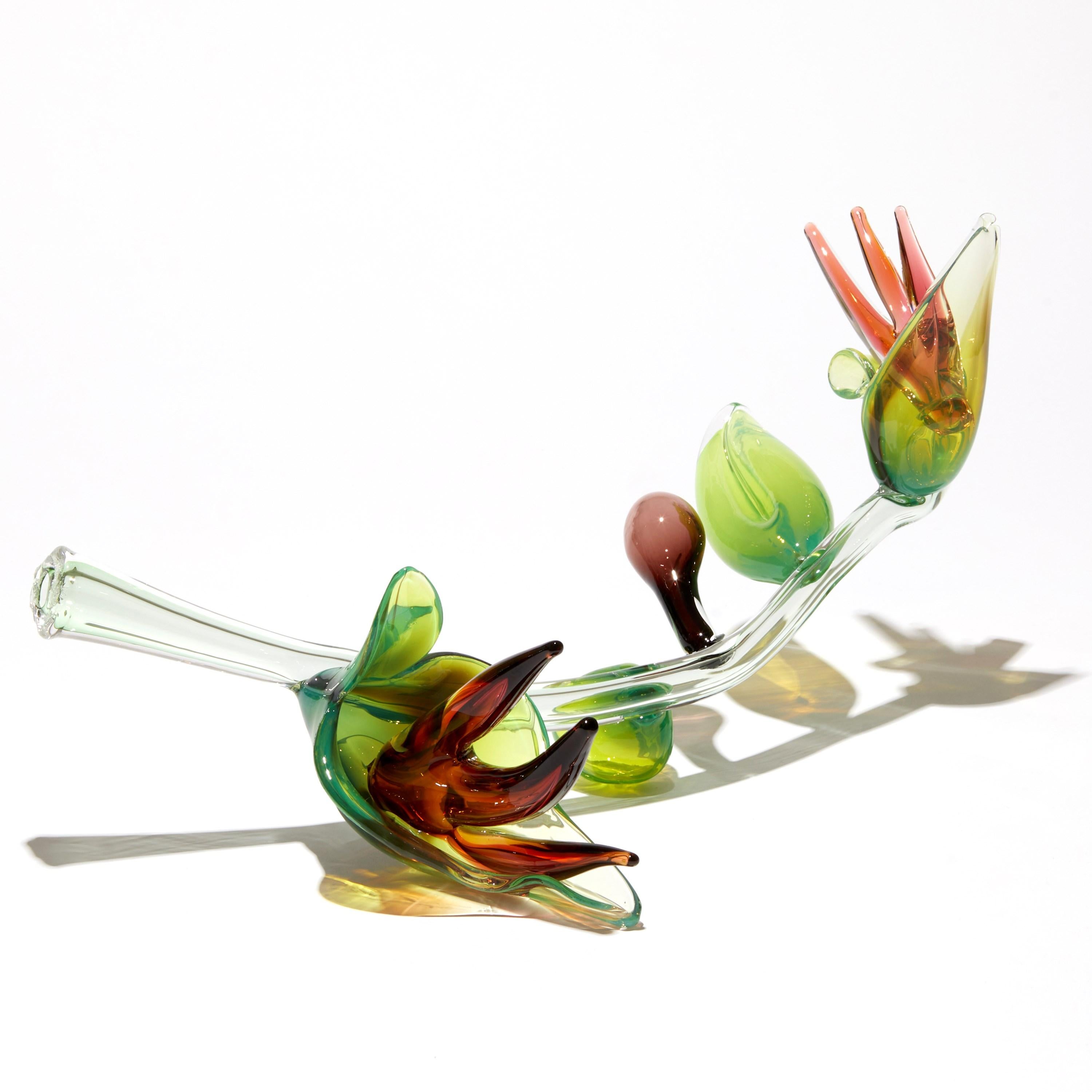 XXI secolo e contemporaneo Celestial Hybrid, un'opera d'arte in vetro botanico verde e ambrato di Michèle Oberdieck in vendita