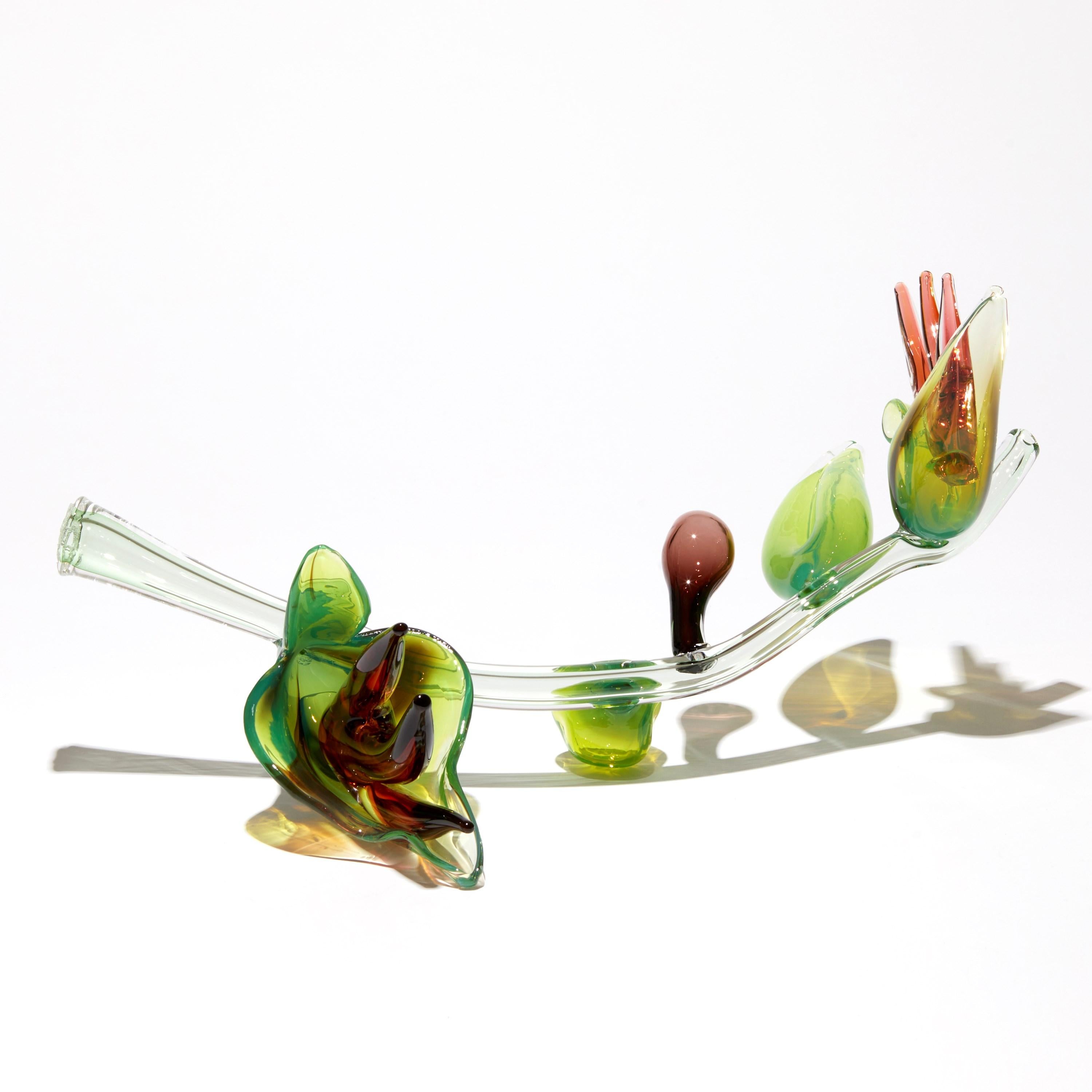 Vetro Celestial Hybrid, un'opera d'arte in vetro botanico verde e ambrato di Michèle Oberdieck in vendita