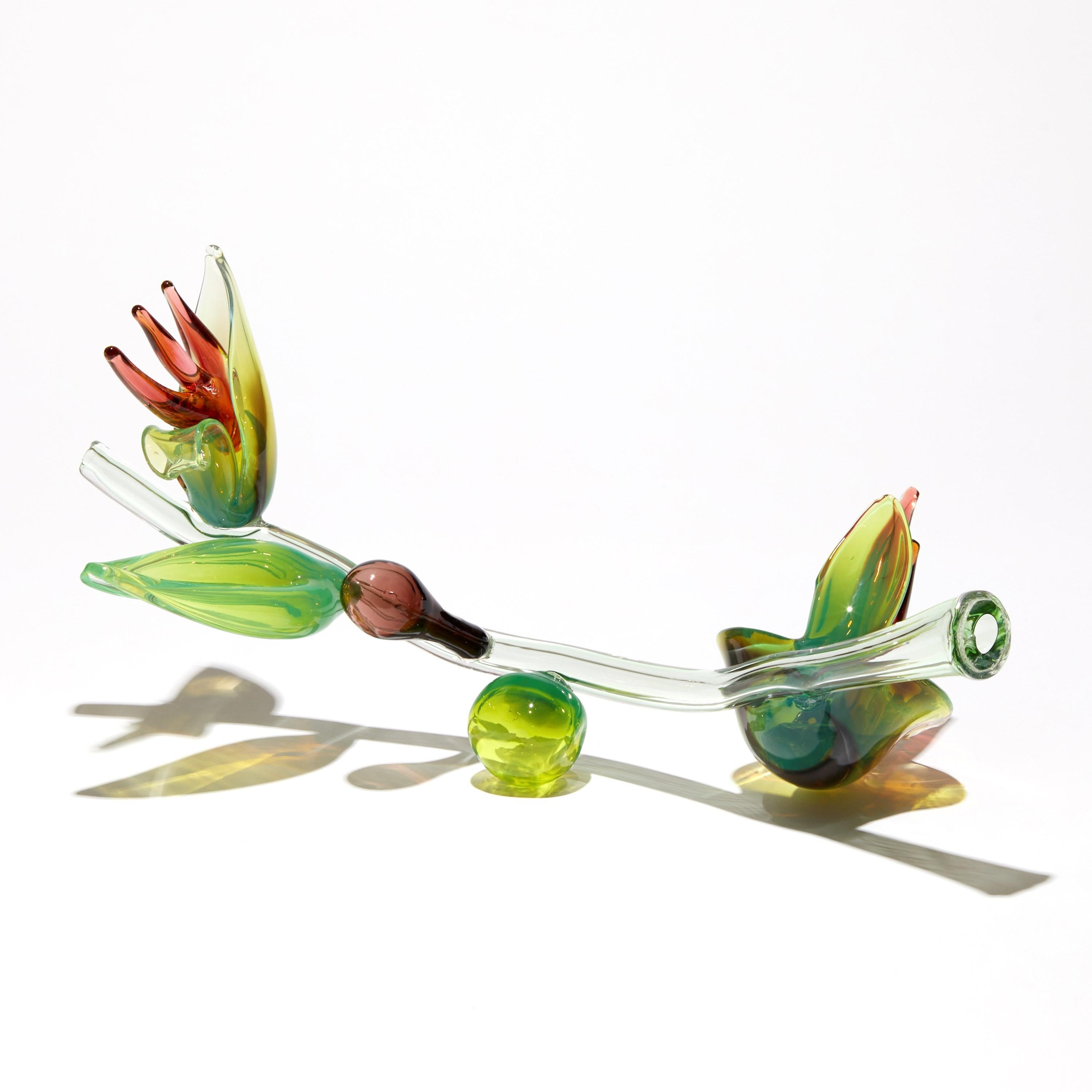 Celestial Hybrid, un'opera d'arte in vetro botanico verde e ambrato di Michèle Oberdieck in vendita 2