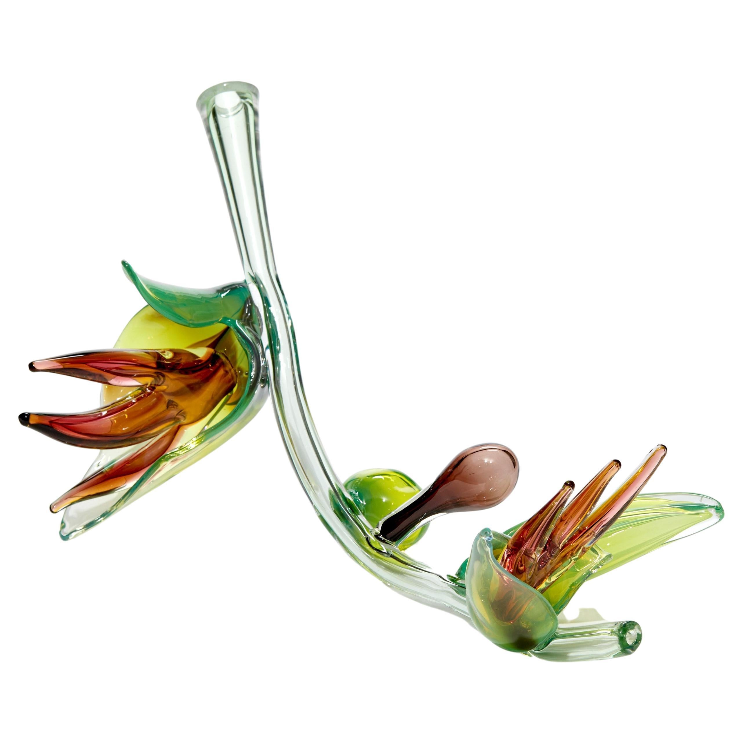 Organico moderno Celestial Hybrid, un'opera d'arte in vetro botanico verde e ambrato di Michèle Oberdieck in vendita