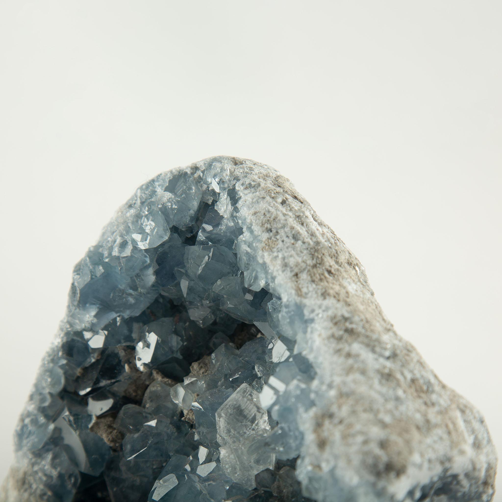 Pietra Luce Celeste: Formazione di Celestite blu montata in vendita