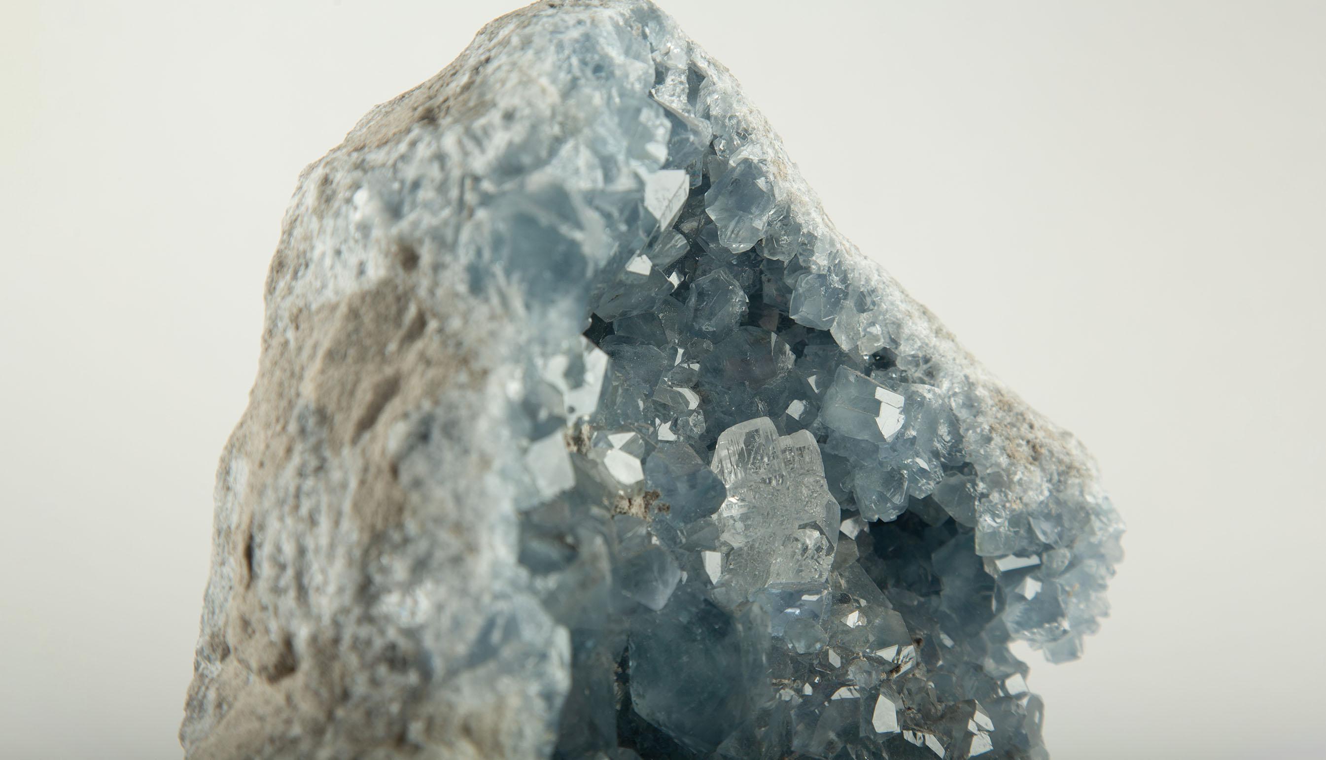 Luce Celeste: Formazione di Celestite blu montata in vendita 1