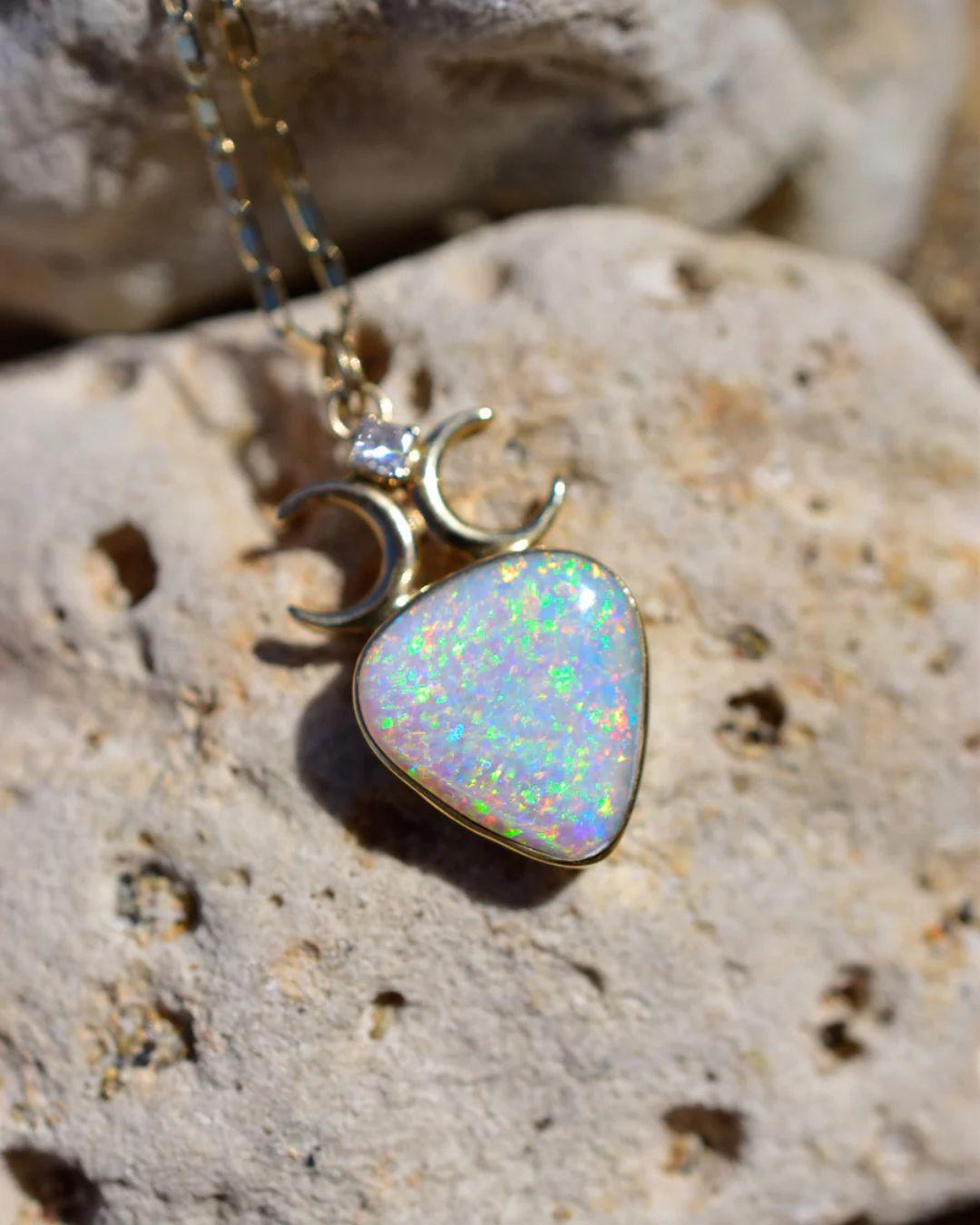 Questo ciondolo celeste presenta un motivo lunare a specchio, con un'opale australiana arcobaleno infuocata e un diamante taglio princess incastonati in oro giallo 14k.

*Leggi la descrizione completa

Catena venduta separatamente  ... quello nelle