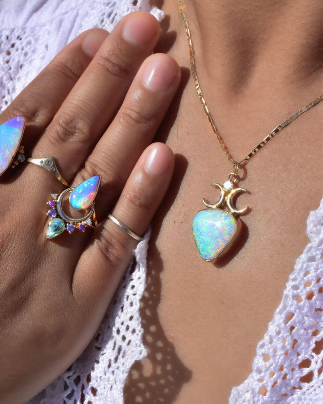 Cabochon Ciondolo a forma di luna celeste specchiata con arcobaleno infuocato di dimensioni dichiarate in vendita