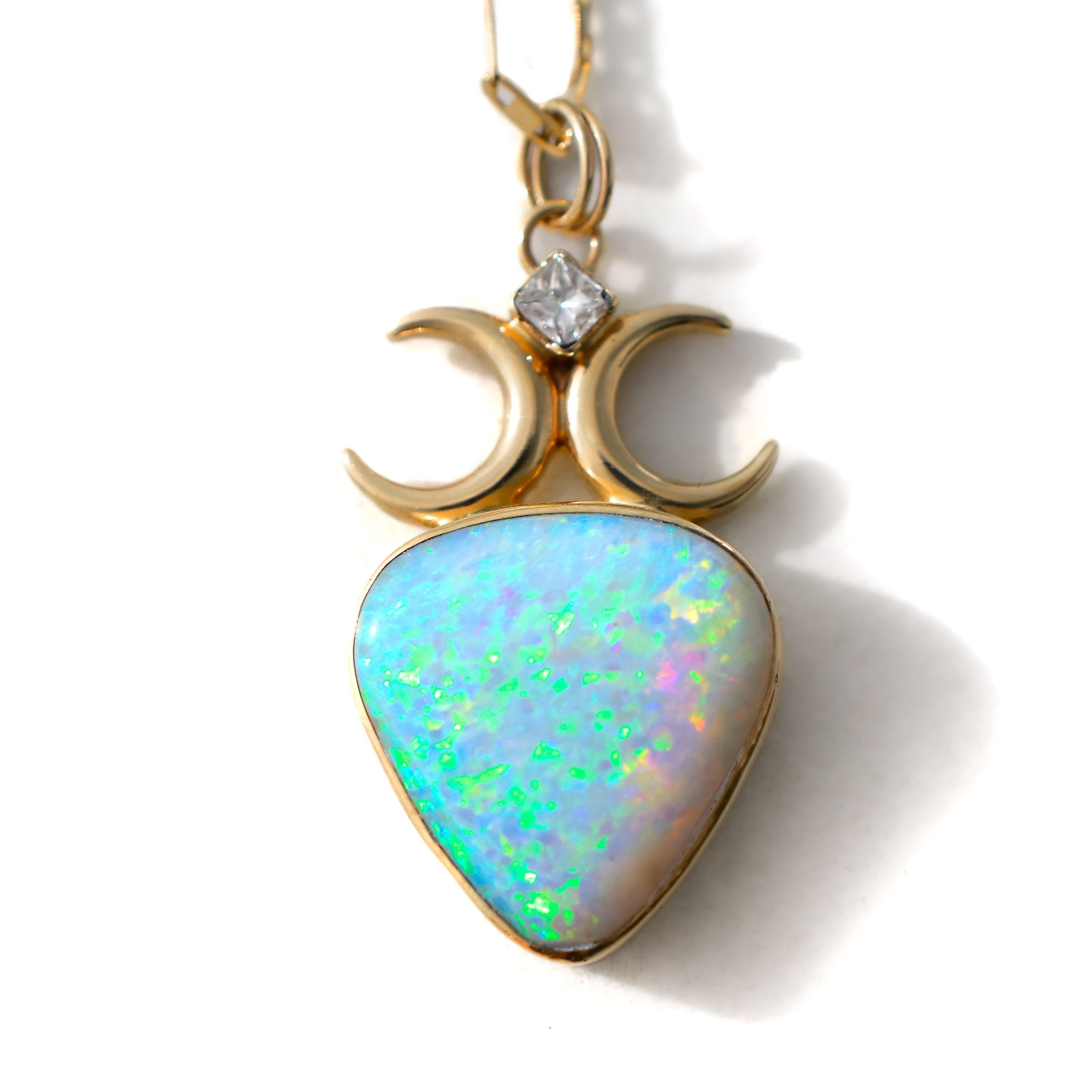 Ciondolo a forma di luna celeste specchiata con arcobaleno infuocato di dimensioni dichiarate In condizioni Nuovo in vendita a Kula, HI