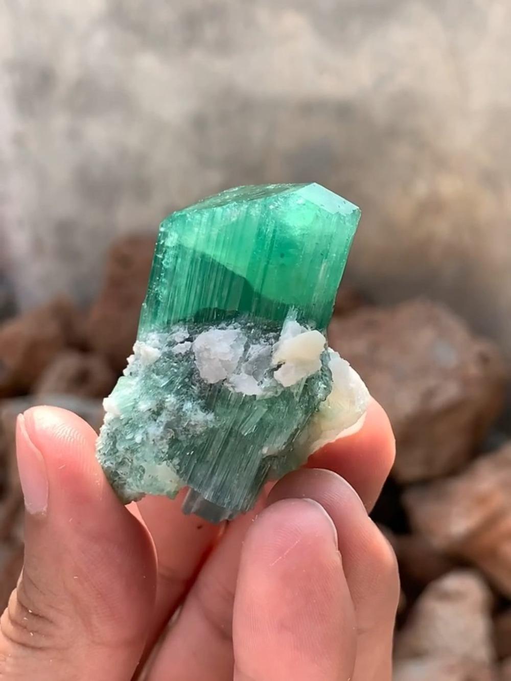 Celestial „New Find“ Smaragdgrüner Turmalinkristall mit weißem Albite-Matrix  (Art déco) im Angebot