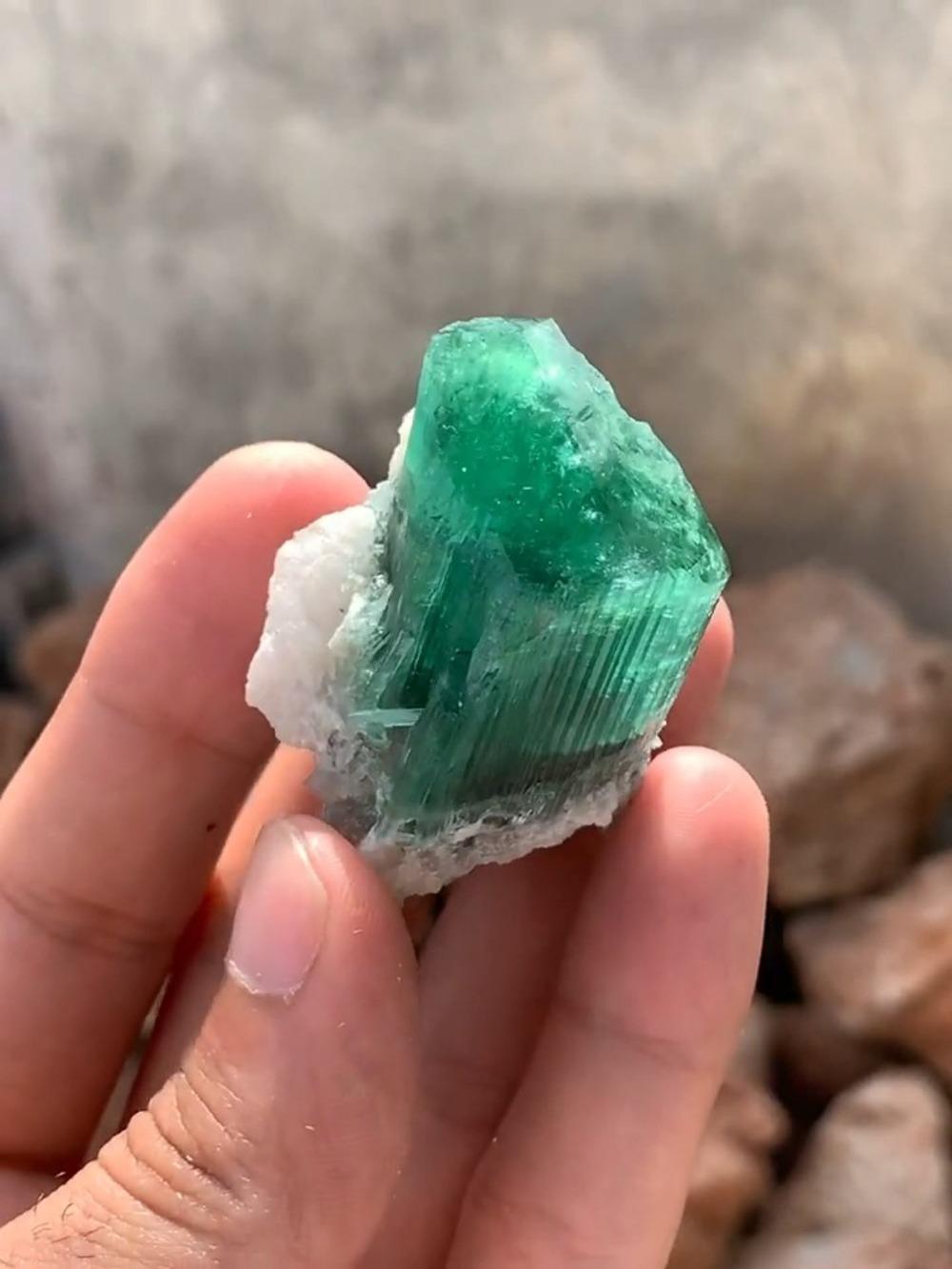 Celestial „New Find“ Smaragdgrüner Turmalinkristall mit weißem Albite-Matrix  (Ungeschliffen) im Angebot