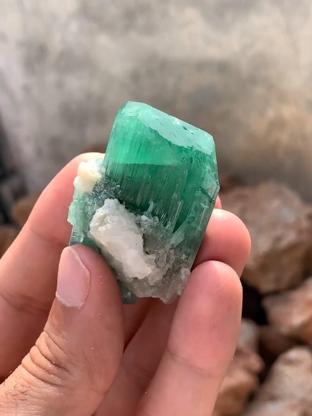 Celestial „New Find“ Smaragdgrüner Turmalinkristall mit weißem Albite-Matrix  im Zustand „Neu“ im Angebot in Bangkok, TH