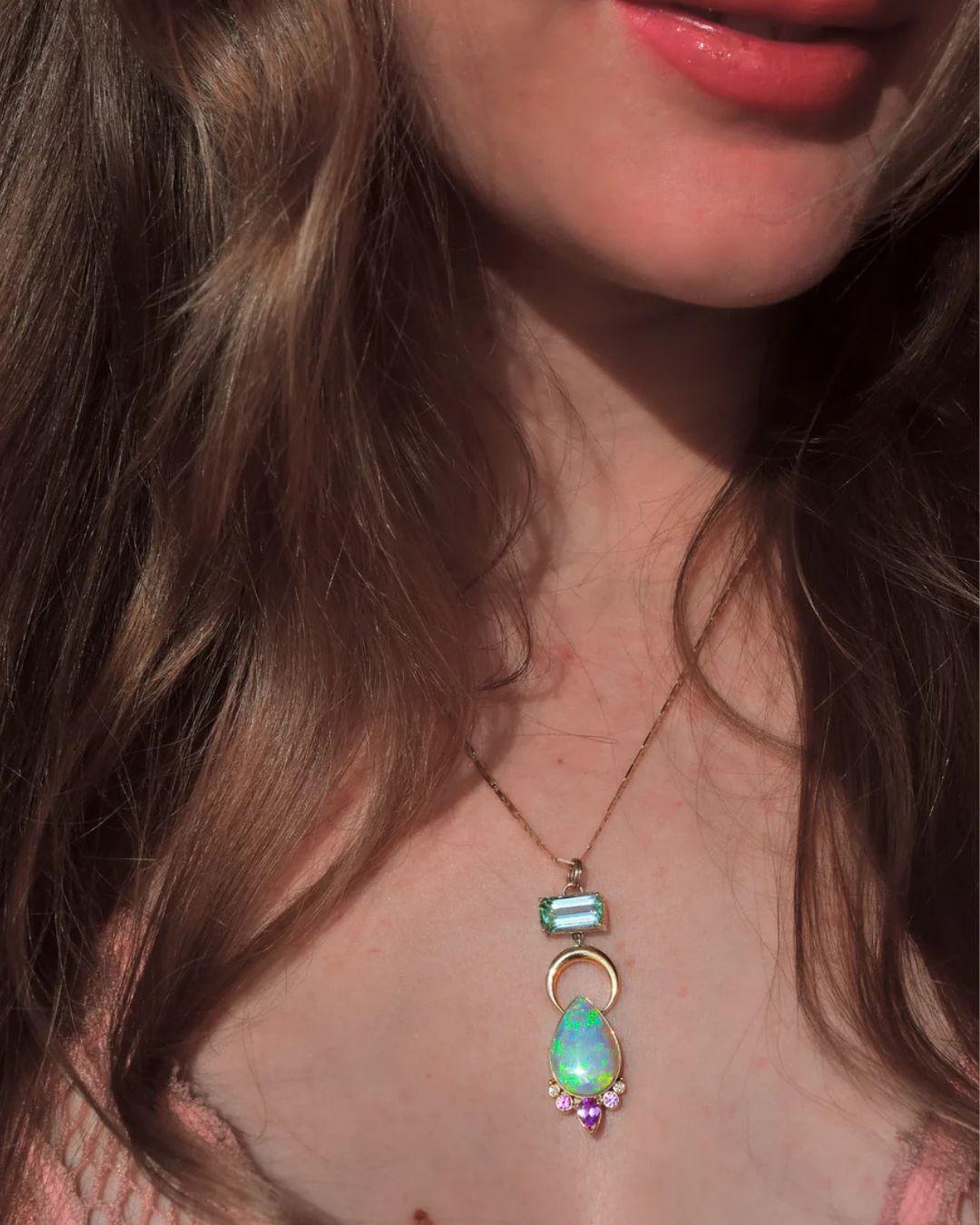 Cabochon Ciondolo Celeste,  Opale australiano, tormalina marina, oro 14k in vendita