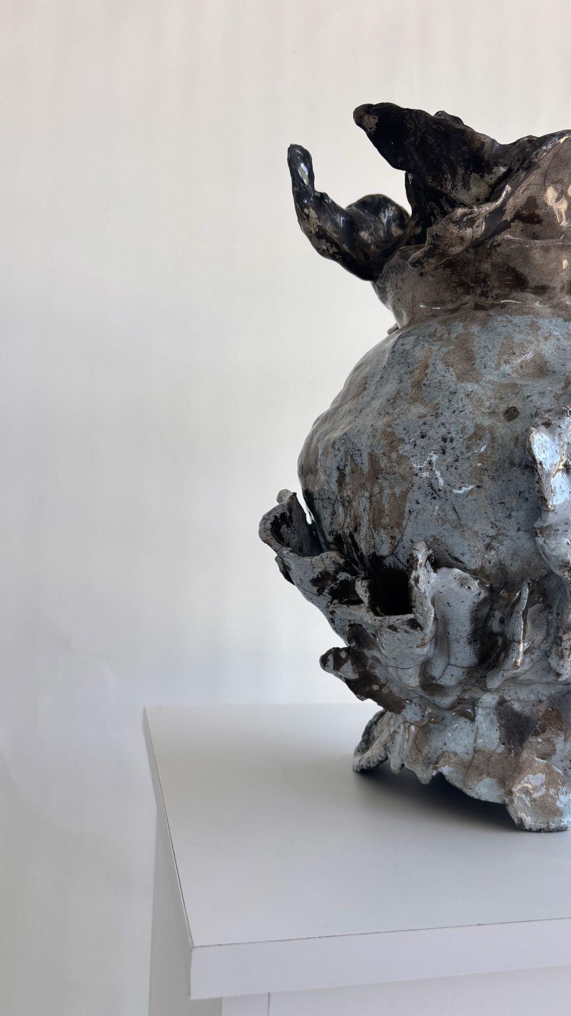 Scolpito e smaltato con una speciale tecnica di cottura chiamata Raku, un antico metodo giapponese in cui l'oggetto viene sottoposto a un elevato calore e cotto in un ambiente privo di ossigeno, con l'aggiunta di materiali colorati. In questo modo
