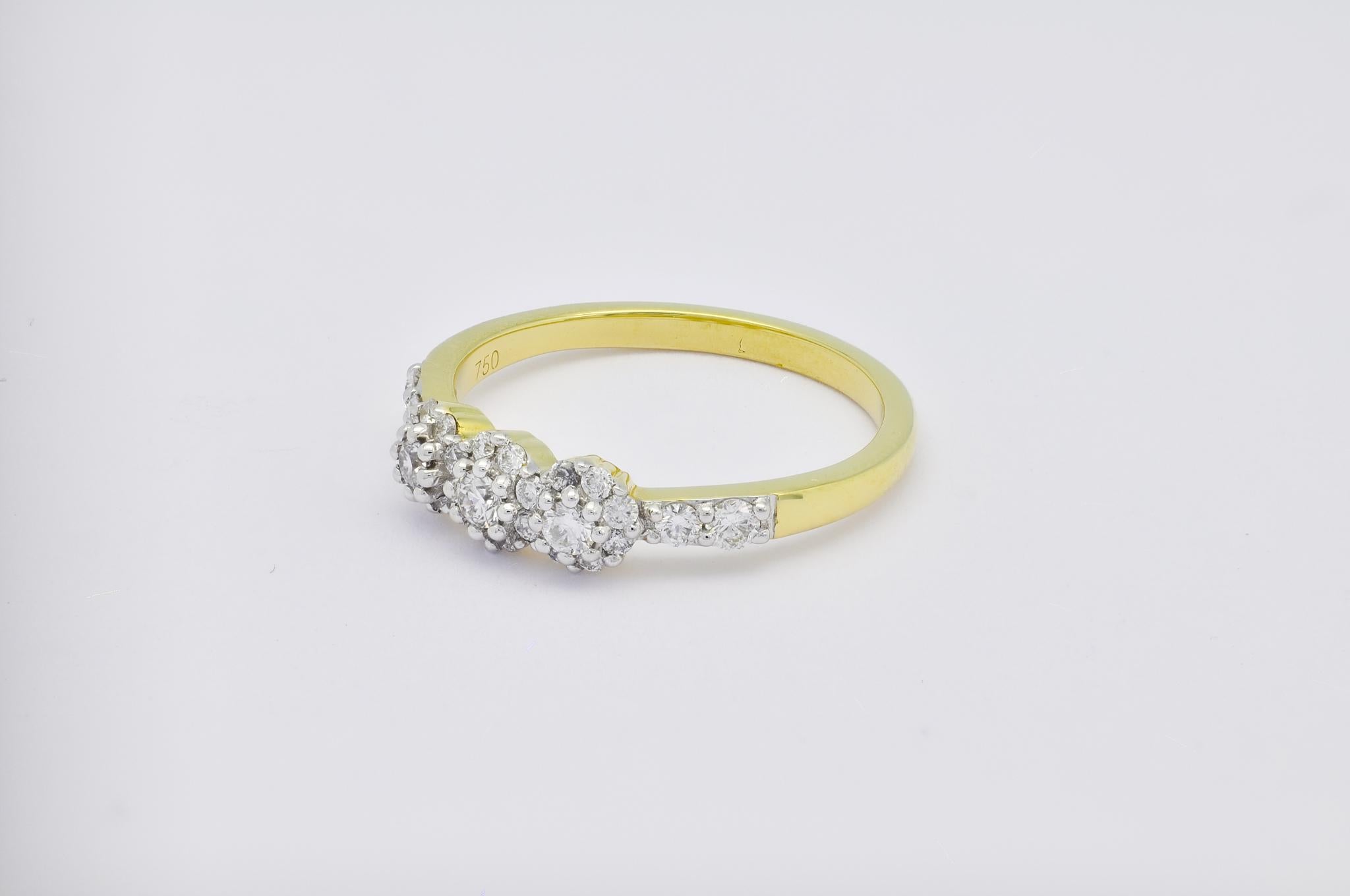Natürlicher Diamant 0,52 Karat  18 Karat Gelbgold 3 Cluster-Ring  (Brillantschliff) im Angebot