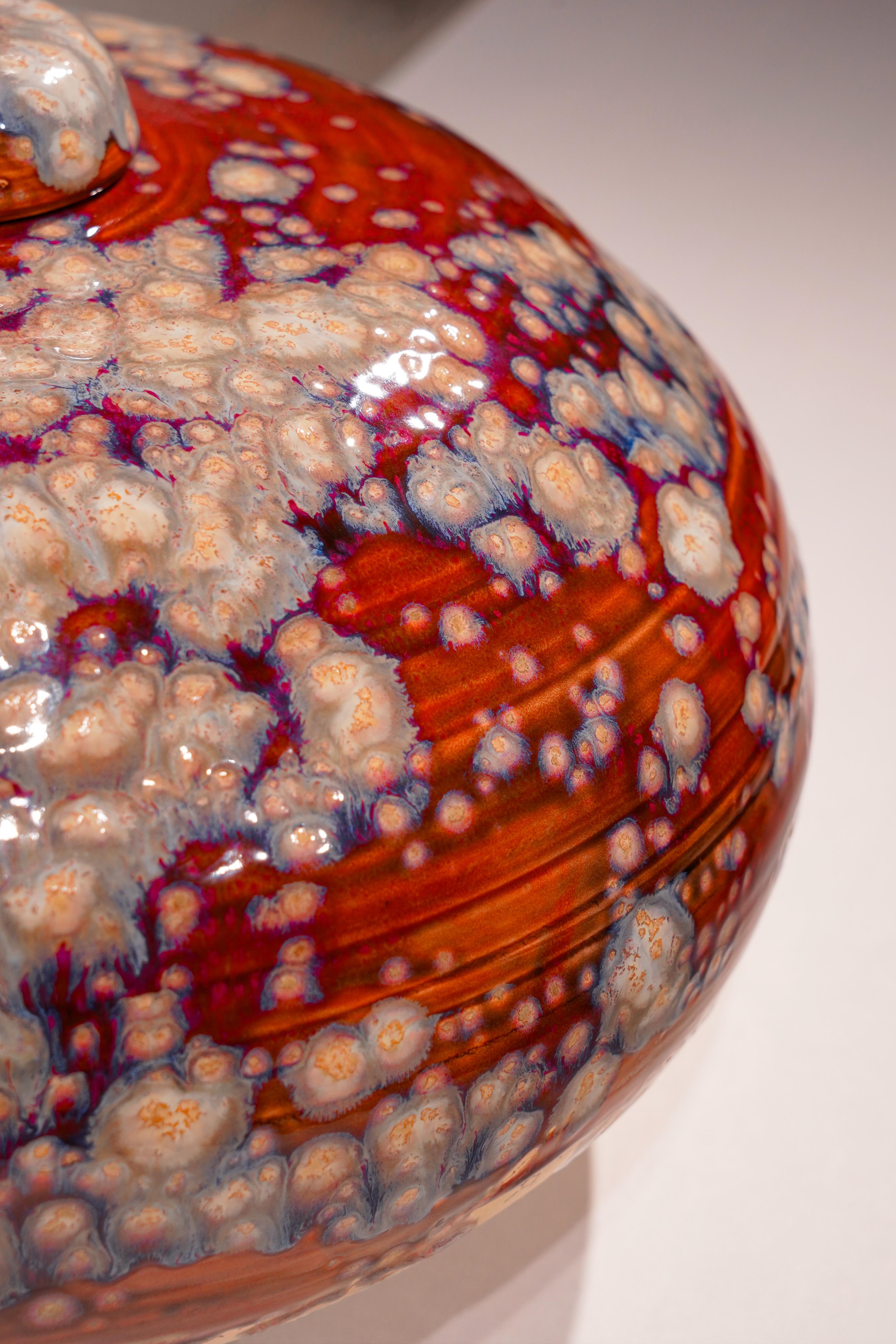 Realizzato dall'artista Alexandre Tehfi, questo vaso in ceramica unico nel suo genere è stato realizzato al tornio utilizzando un gres ad alto fuoco, cotto a 1220°C per garantire un'eccezionale durata e resistenza nel tempo. Il pezzo è smaltato in