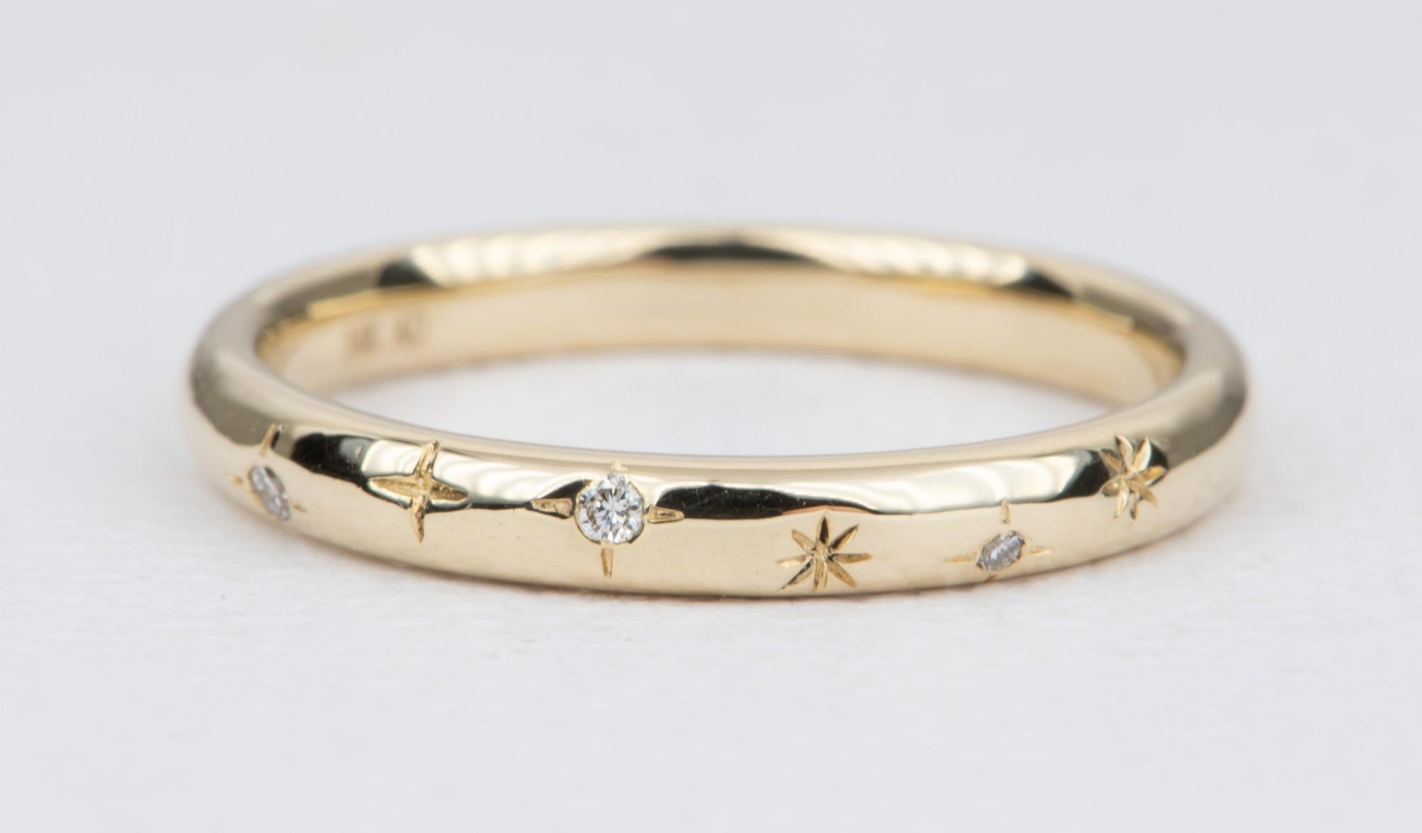 ♥  Dieser Ring im himmlischen Stil hat wunderschöne handgravierte Sterne und funkelnde weiße Diamanten in der Ringschiene
♥  Wir haben sie in den Breiten 2 mm und 3 mm. Sie haben eine bequeme Passform und eignen sich hervorragend als Ehering oder
