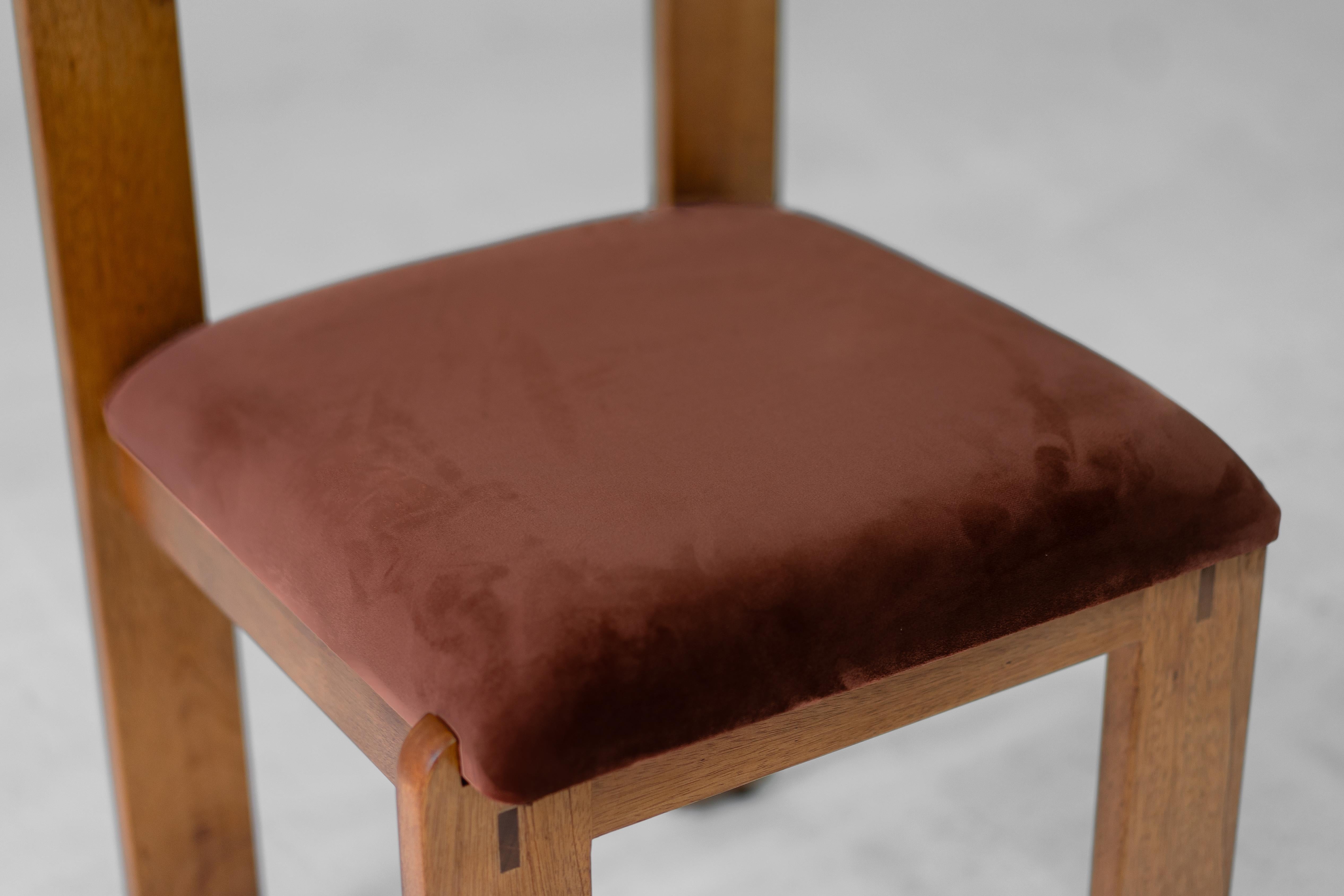 Celestine Stuhl, Holzstuhl mit Samtsitz (2 Stühle) (Tischlerei) im Angebot