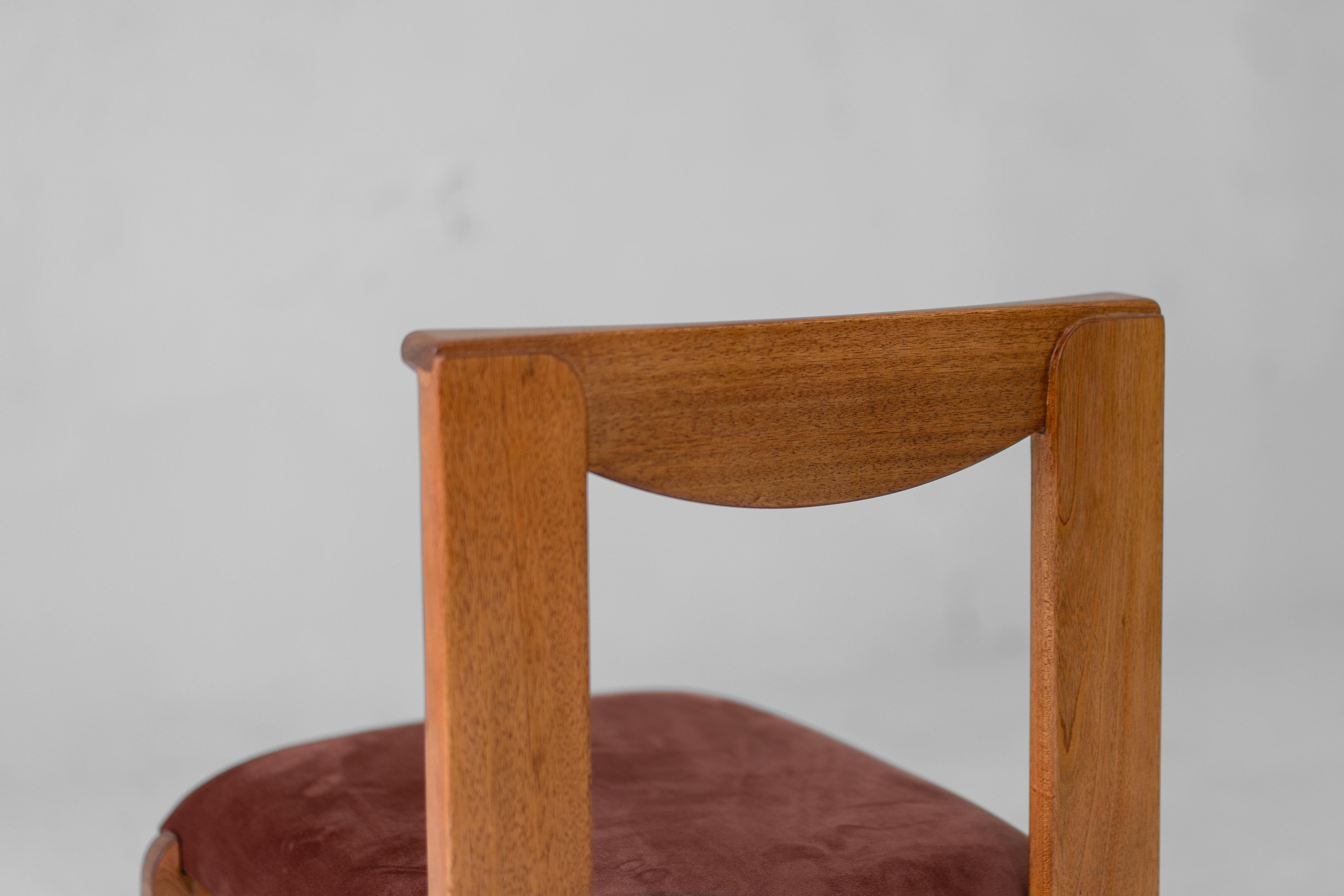 Celestine Stuhl, Holzstuhl mit Samtsitz (2 Stühle) (21. Jahrhundert und zeitgenössisch) im Angebot