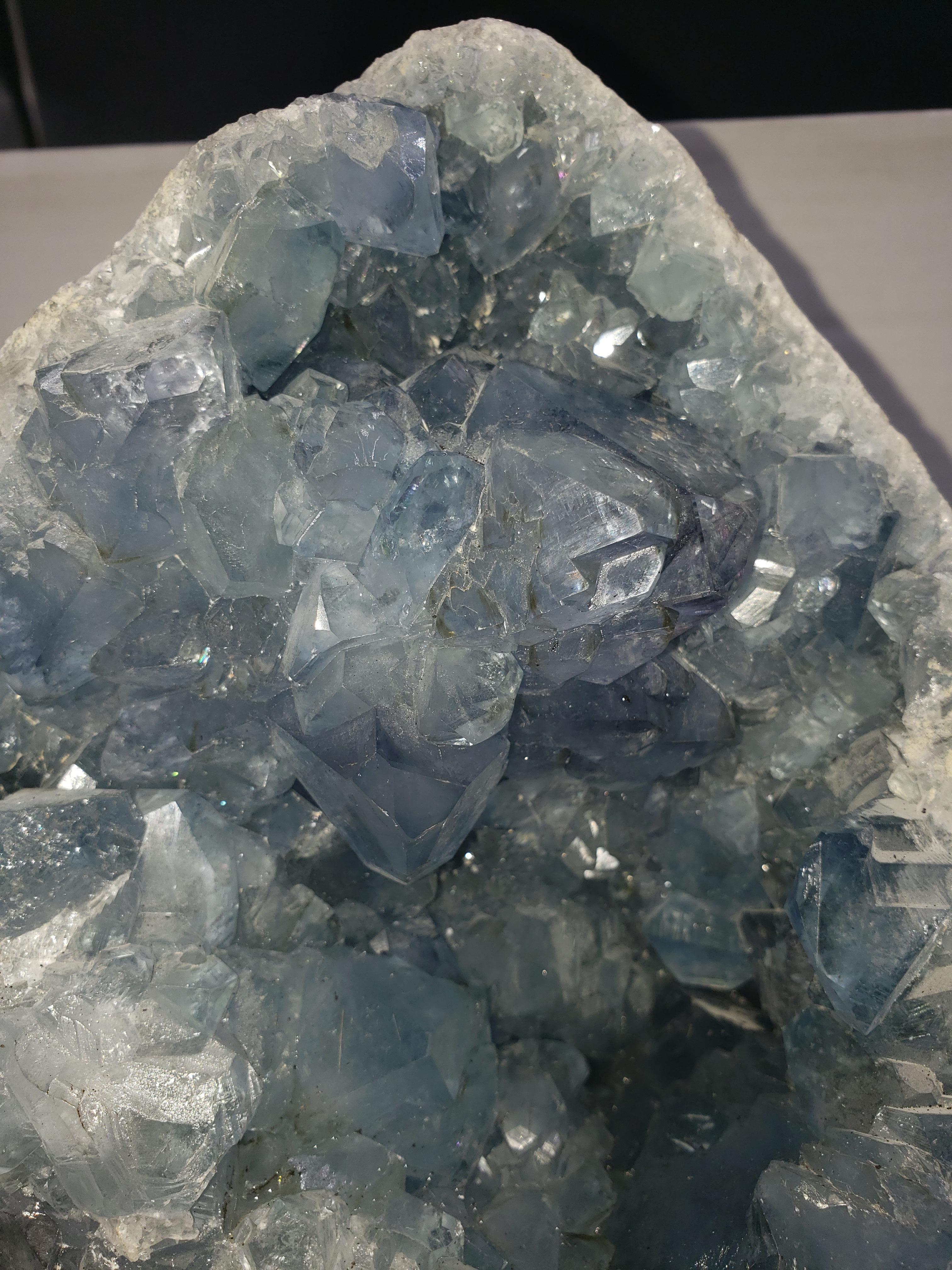 Geode celestino - Armonia e serenità

Immergiti nel mondo rilassante della litoterapia con il nostro magnifico geode Celestino. Questo pezzo unico, formato naturalmente, è stato accuratamente selezionato per le sue cristallizzazioni di qualità