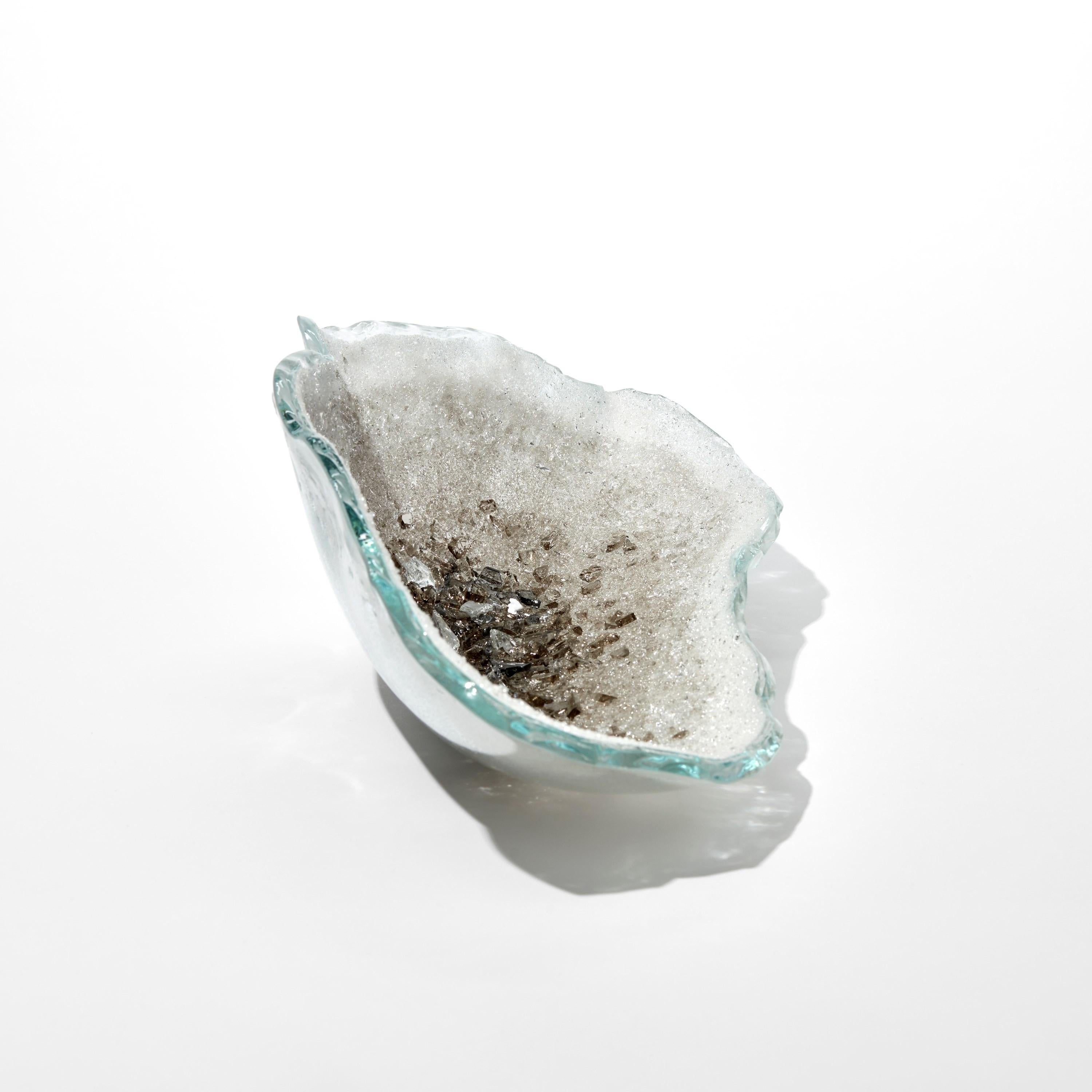 Celestine IX, einzigartiger Tafelaufsatz aus strukturierter Bronze und weißem Glas von Wayne Charmer (Organische Moderne) im Angebot