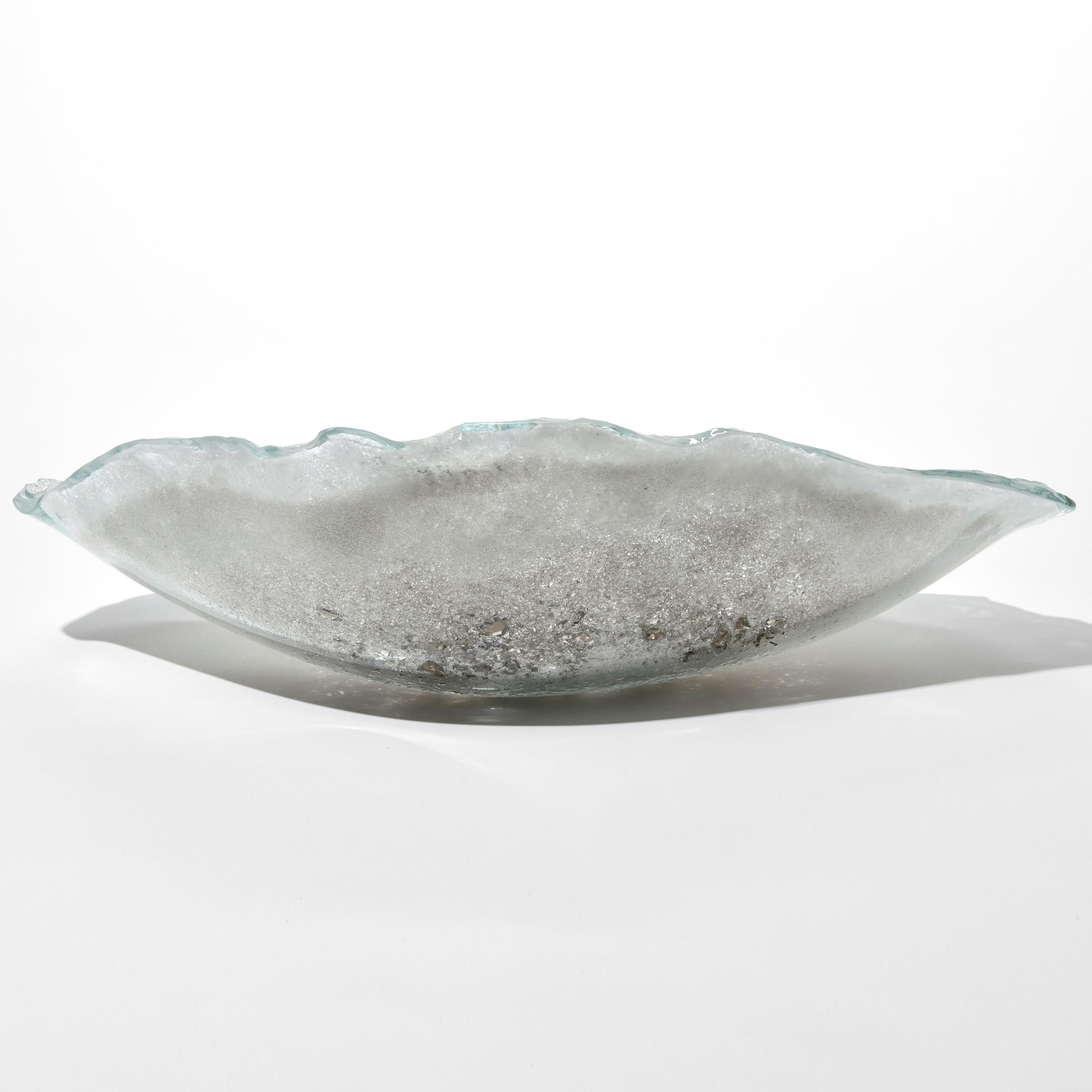 Celestine IX, einzigartiger Tafelaufsatz aus strukturierter Bronze und weißem Glas von Wayne Charmer (Britisch) im Angebot