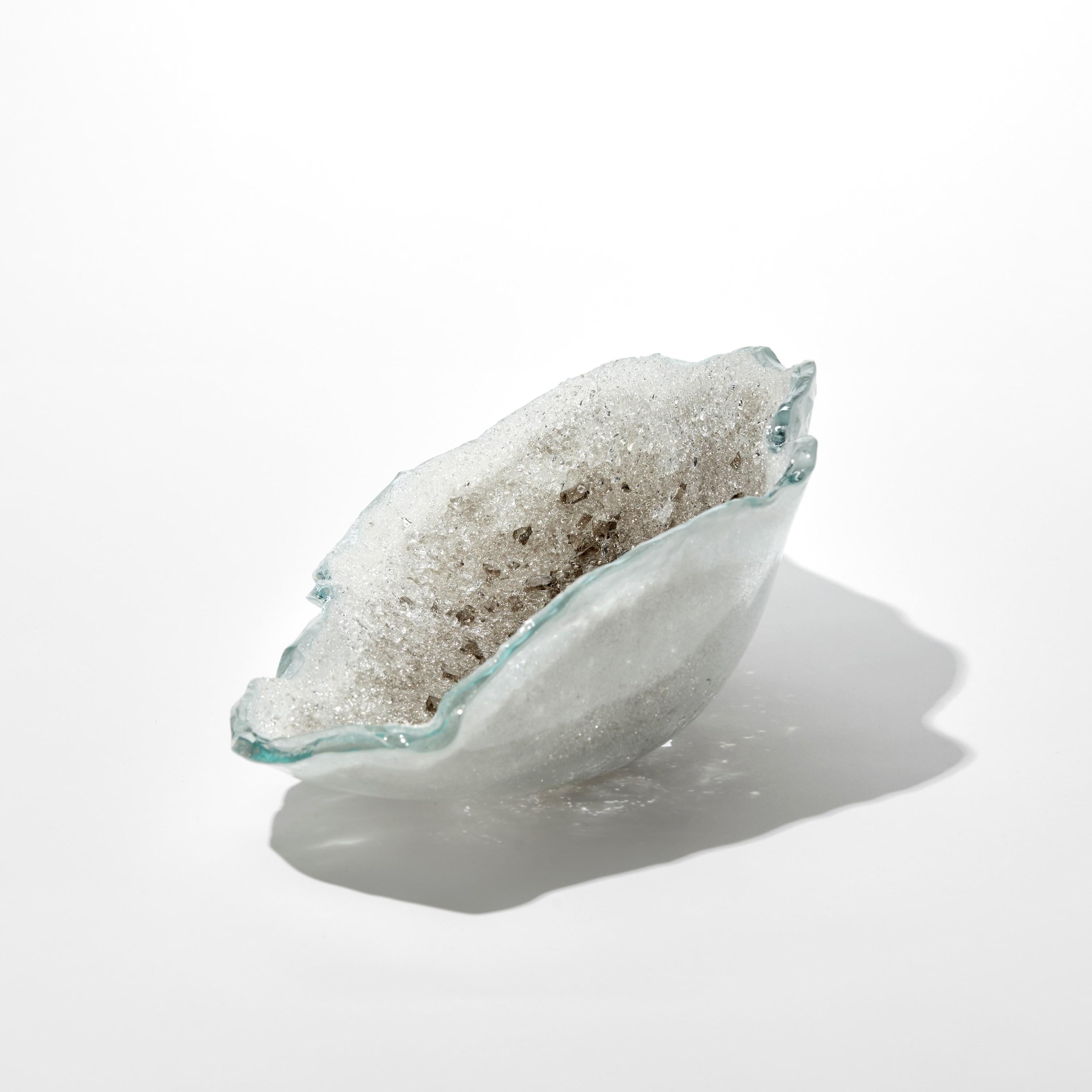 Celestine IX, einzigartiger Tafelaufsatz aus strukturierter Bronze und weißem Glas von Wayne Charmer (Handgefertigt) im Angebot