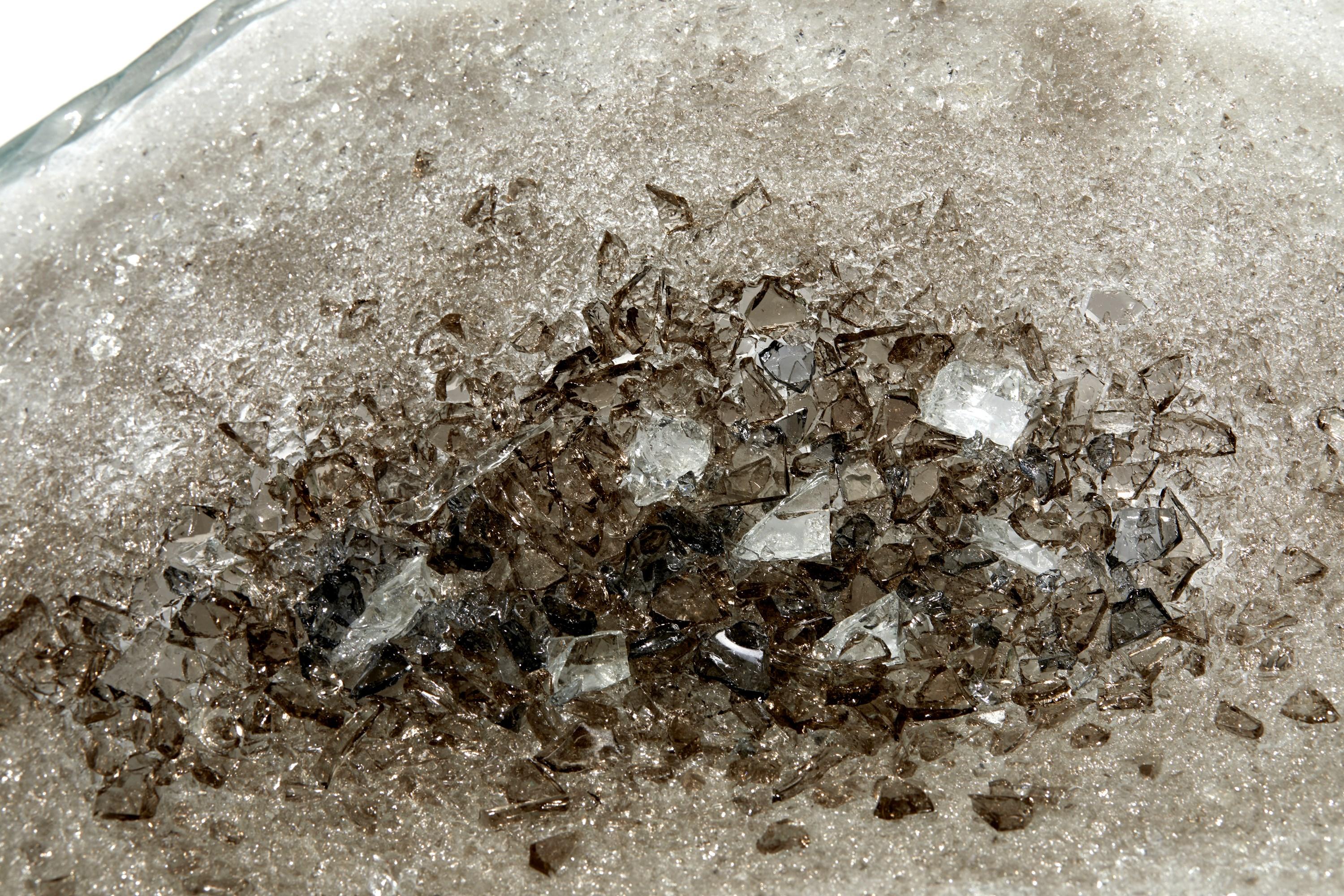 Celestine IX, einzigartiger Tafelaufsatz aus strukturierter Bronze und weißem Glas von Wayne Charmer im Zustand „Neu“ im Angebot in London, GB