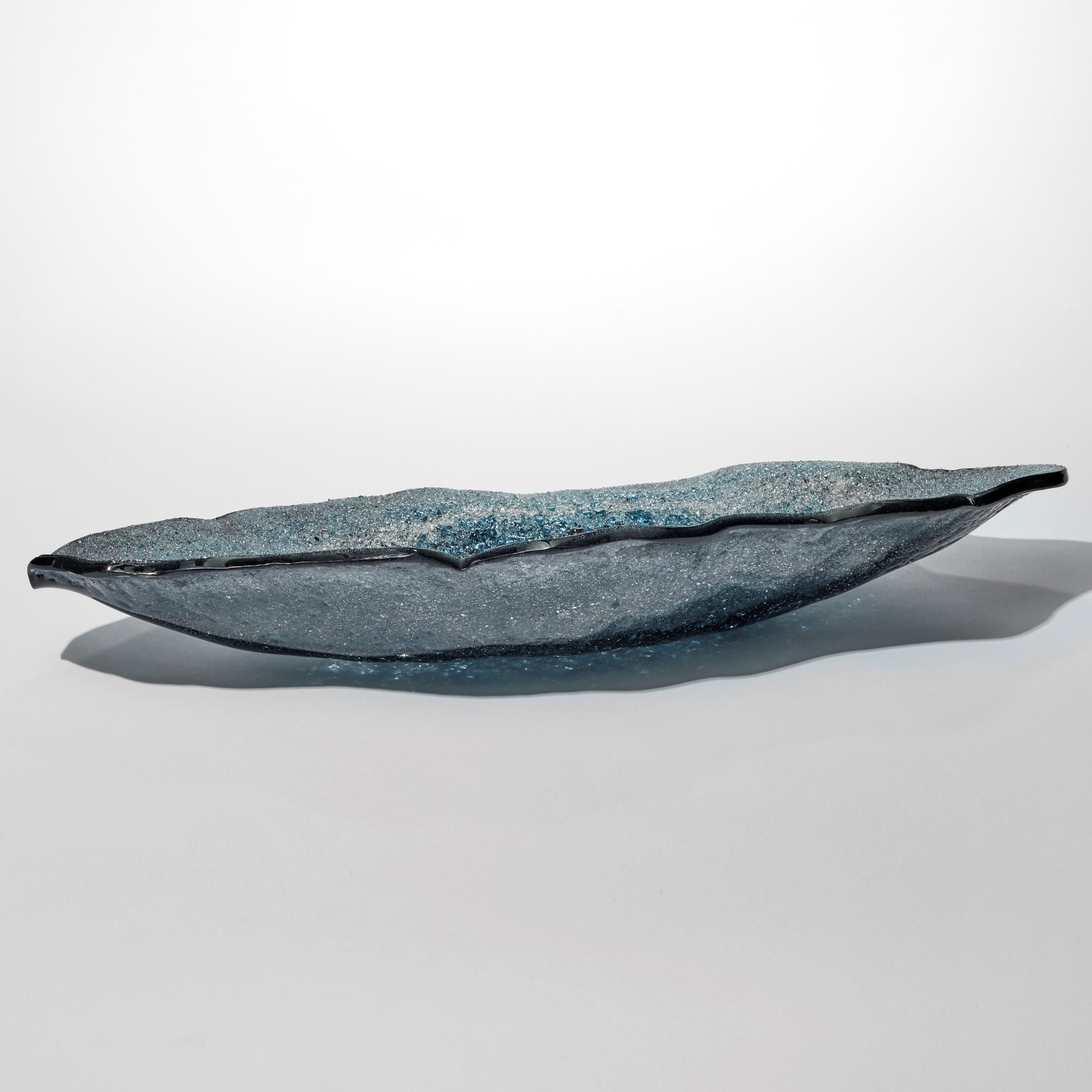 Celestine XI, einzigartiger, strukturierter blau-weißer Glasaufsatz von Wayne Charmer (Organische Moderne) im Angebot