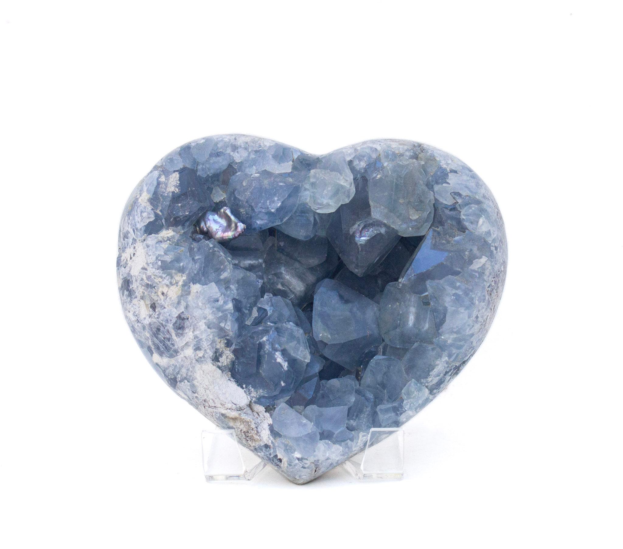Geode di celestite blu a forma di cuore ornato da una perla barocca naturale coordinata.

Il nome di questo geode specifico deriva dalla parola latina Caelestis, che significa 
