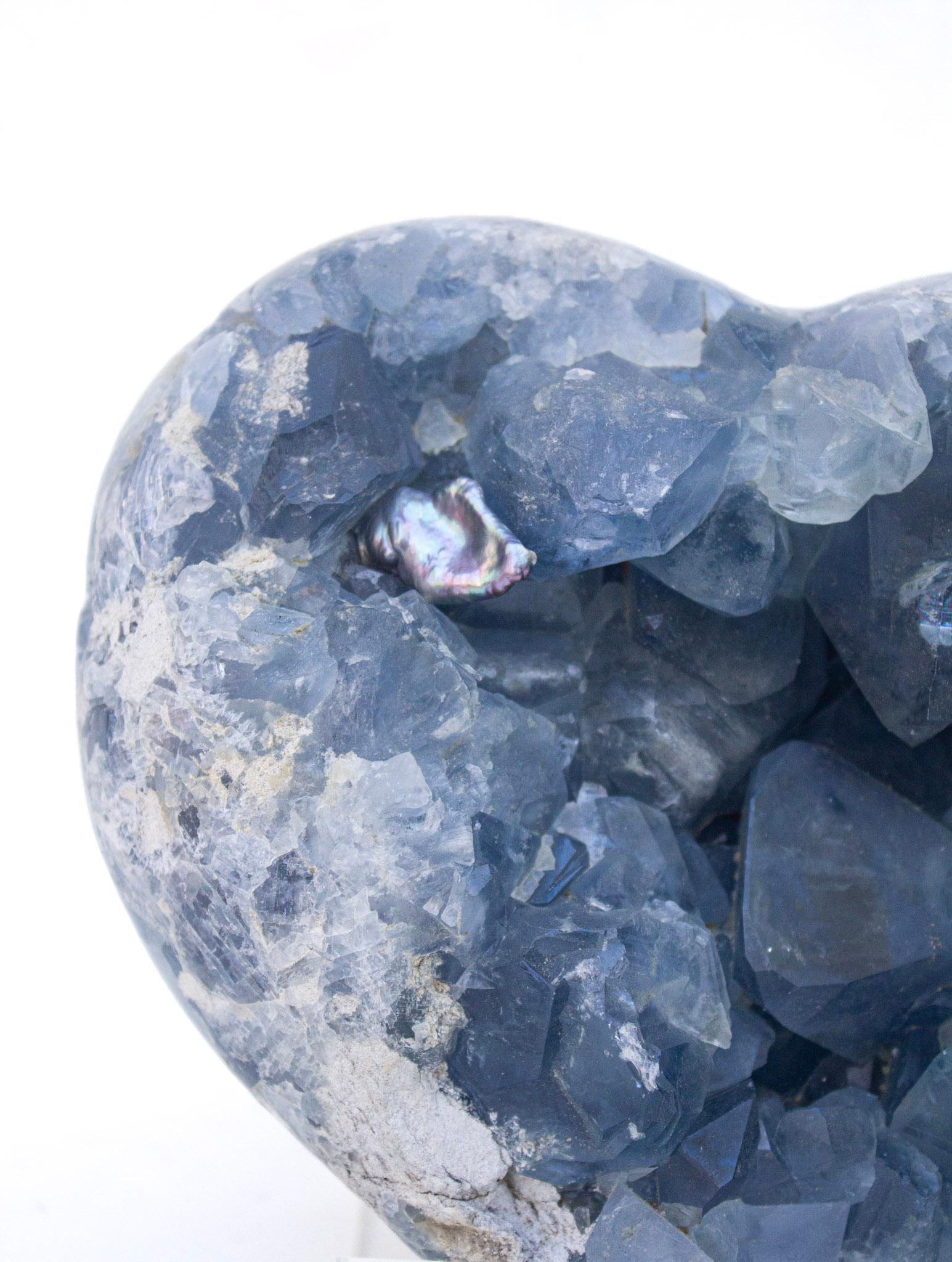 Marocchino Geode a forma di cuore in celestite con perla barocca formata in modo naturale in vendita