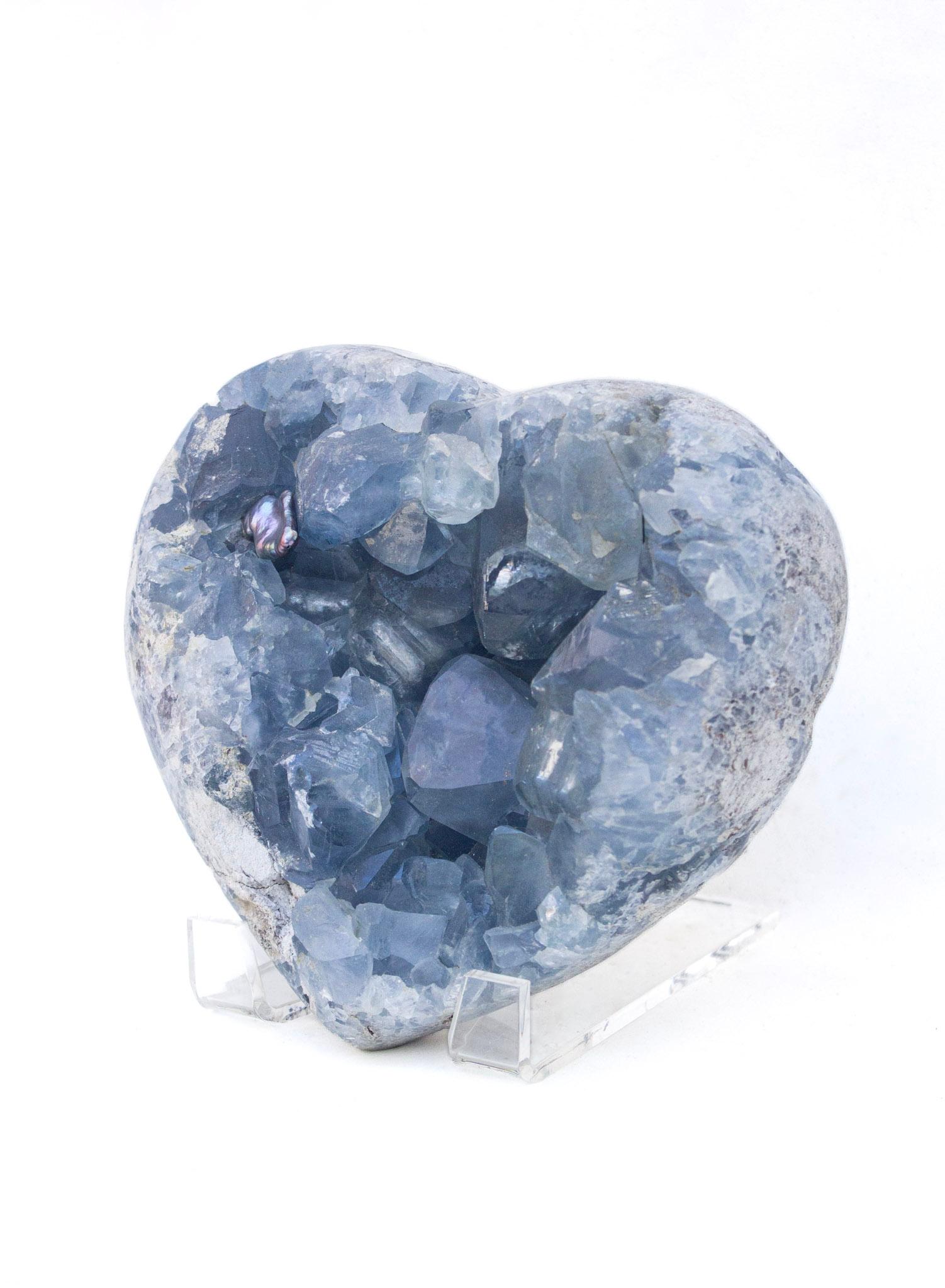 Lucidato Geode a forma di cuore in celestite con perla barocca formata in modo naturale in vendita