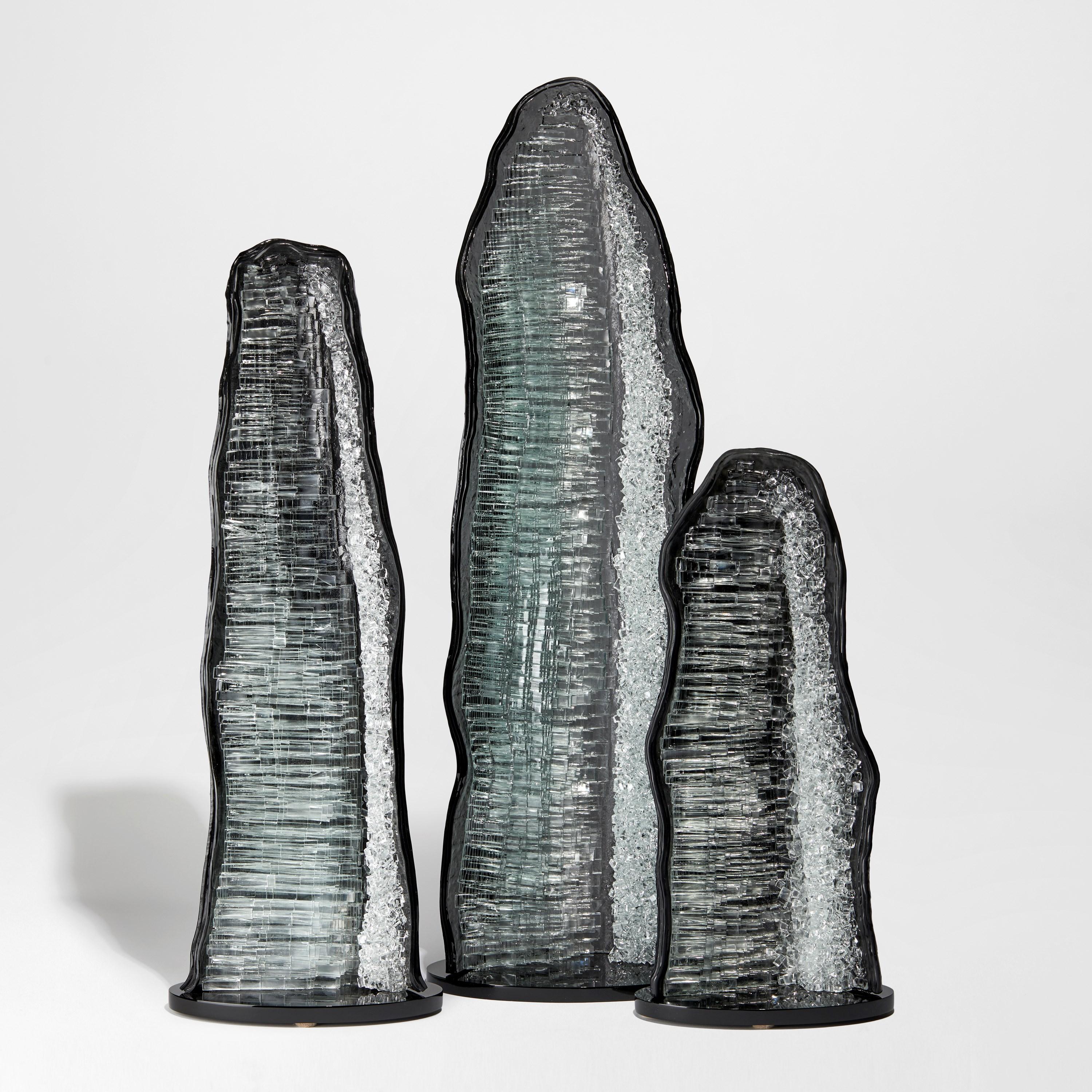 Britannico Celestite I, geode di vetro grigio e trasparente e scultura di cristallo di Wayne Charmer in vendita