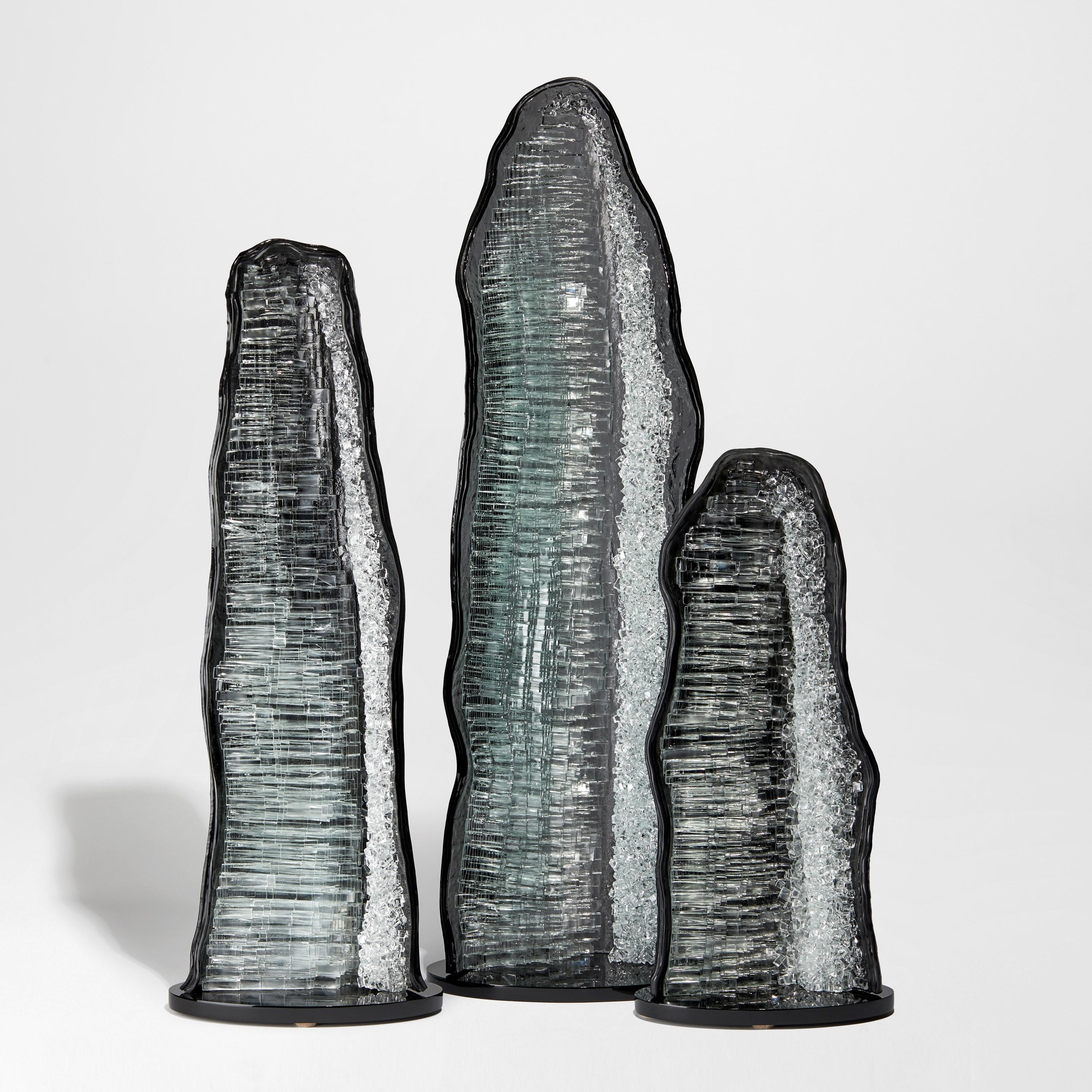Celestite II, graue und klare Glas-Geode- und Kristall-Skulptur von Wayne Charmer (Britisch) im Angebot