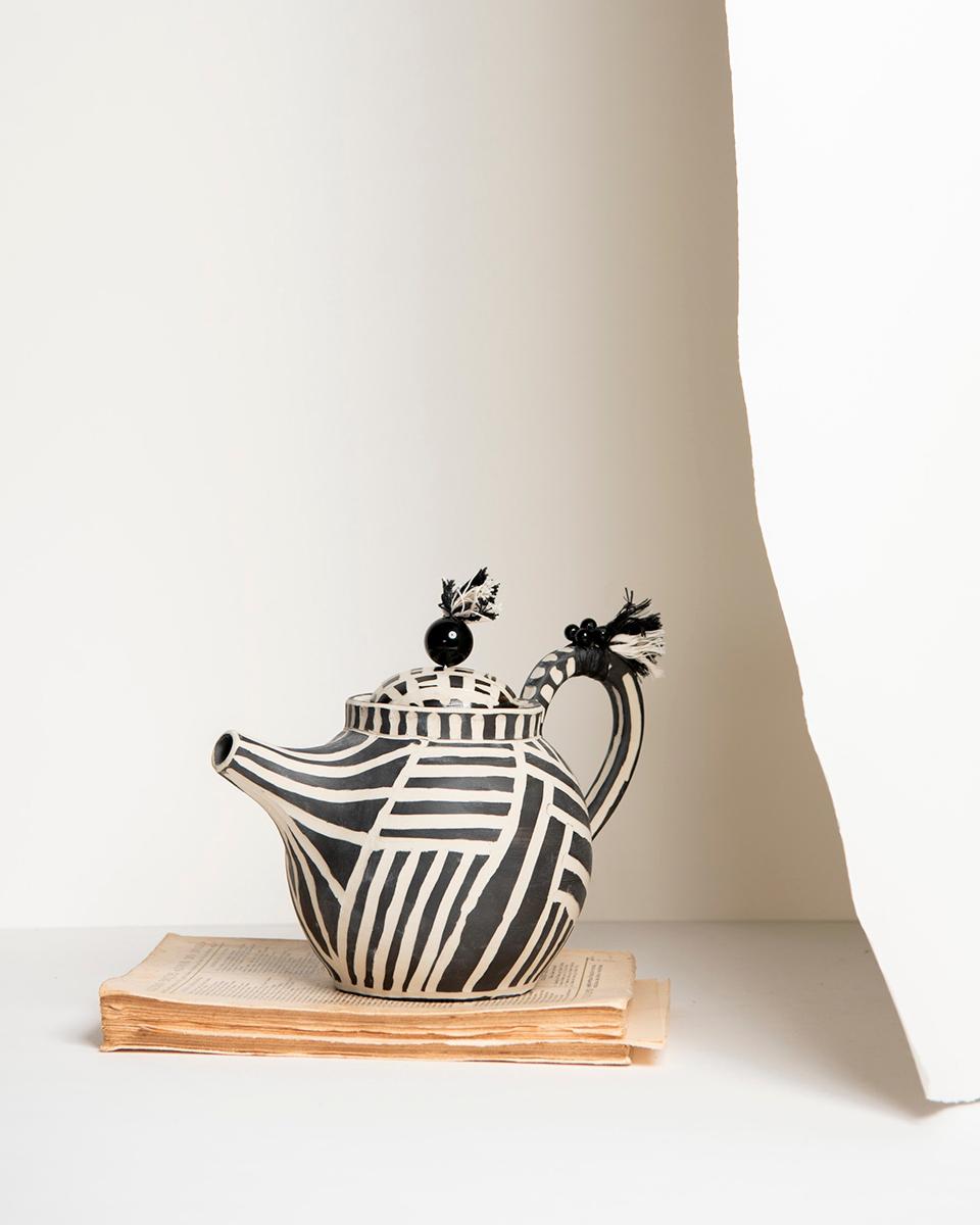 Skurrile handgefertigte gestreifte schwarz-weiß gestreifte Keramik-Teekanne von Celia (Portugiesisch) im Angebot