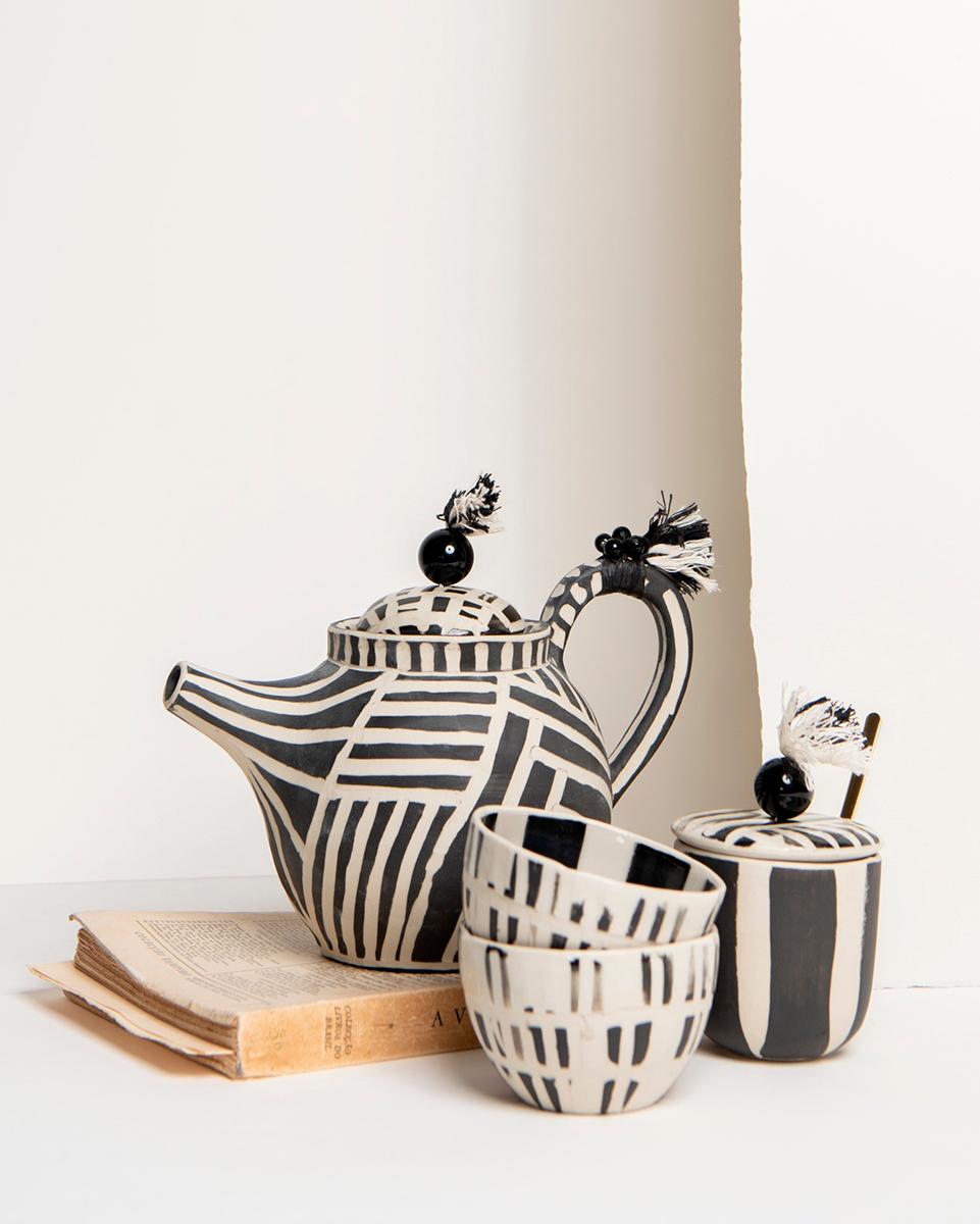 Skurrile handgefertigte gestreifte schwarz-weiß gestreifte Keramik-Teekanne von Celia (Handgefertigt) im Angebot