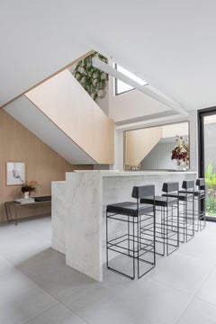 Sgabello da bar minimalista "Célia", stile brasiliano contemporaneo, di Danilo Vale