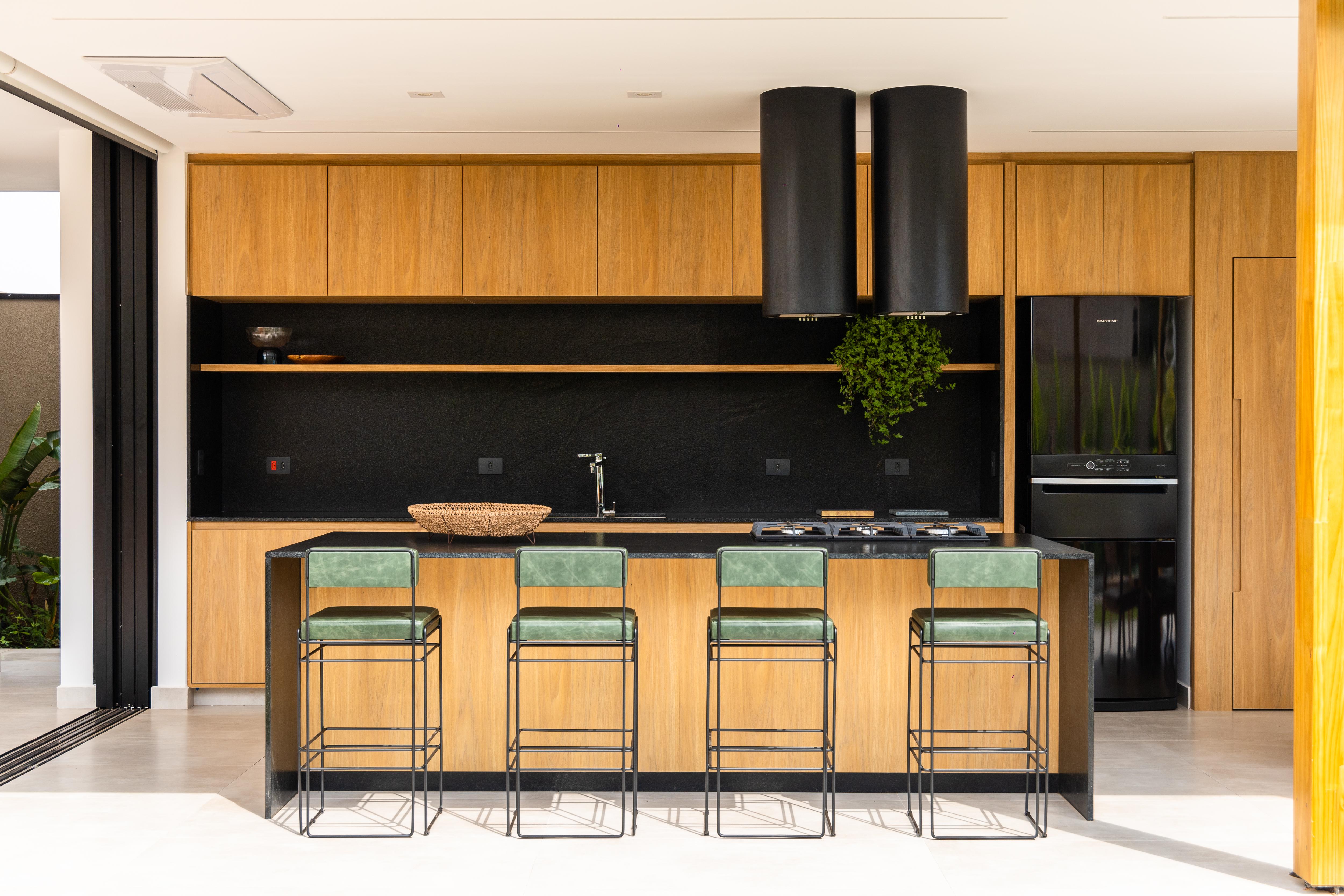 Acier Tabouret de bar minimaliste «lia », style contemporain brésilien, par Danilo Vale en vente