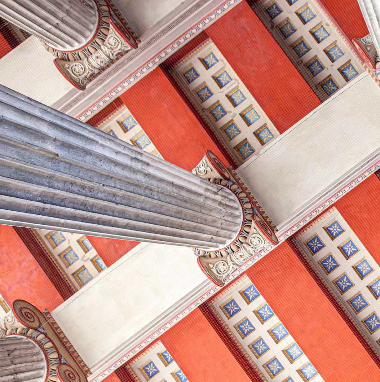 Säulen der Propylaea. Aus der Serie Grand Interiors – Photograph von Celia Rogge