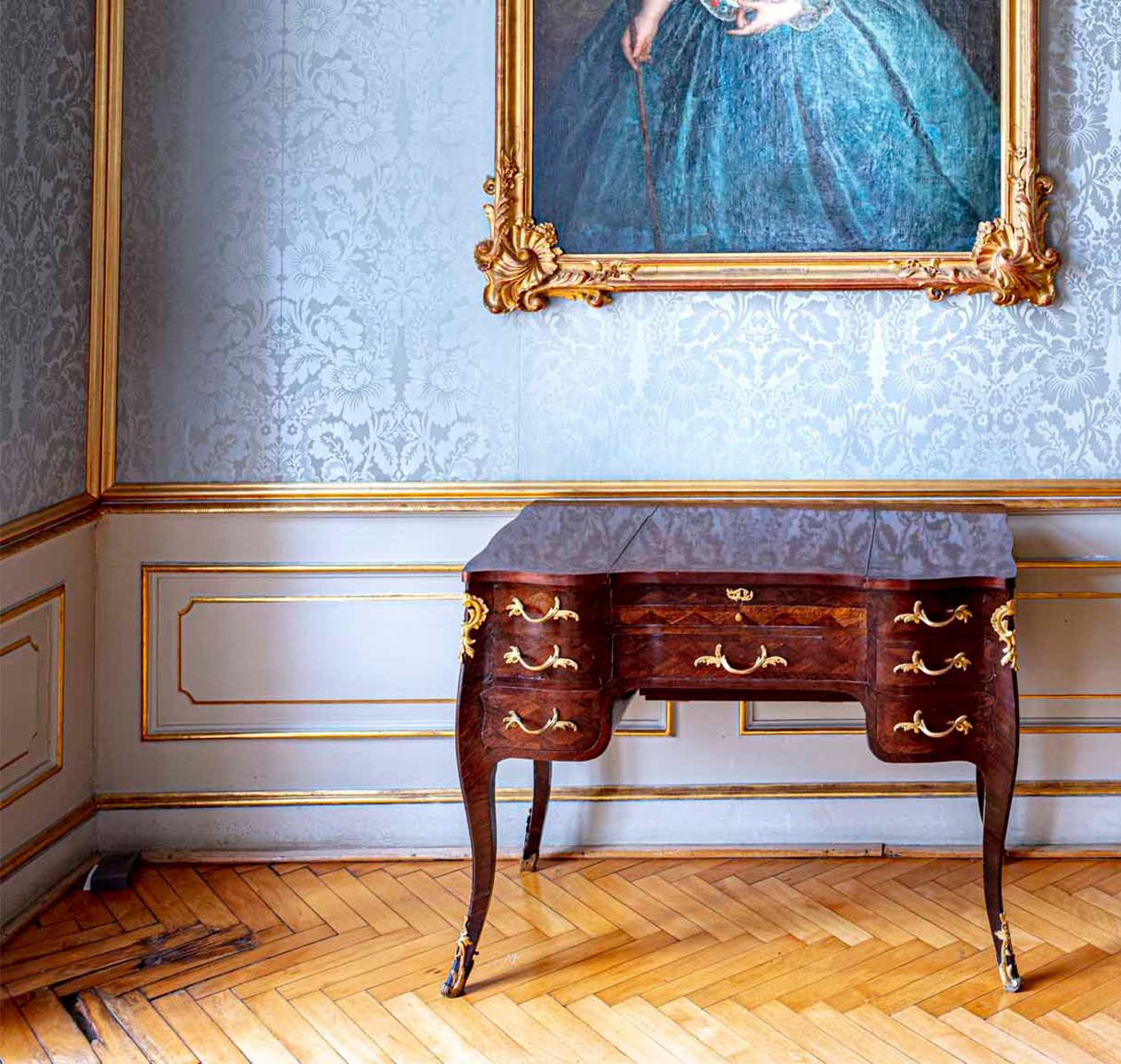La Dame En Bleu. De la série Château D'eau Enfilades - Contemporain Photograph par Celia Rogge