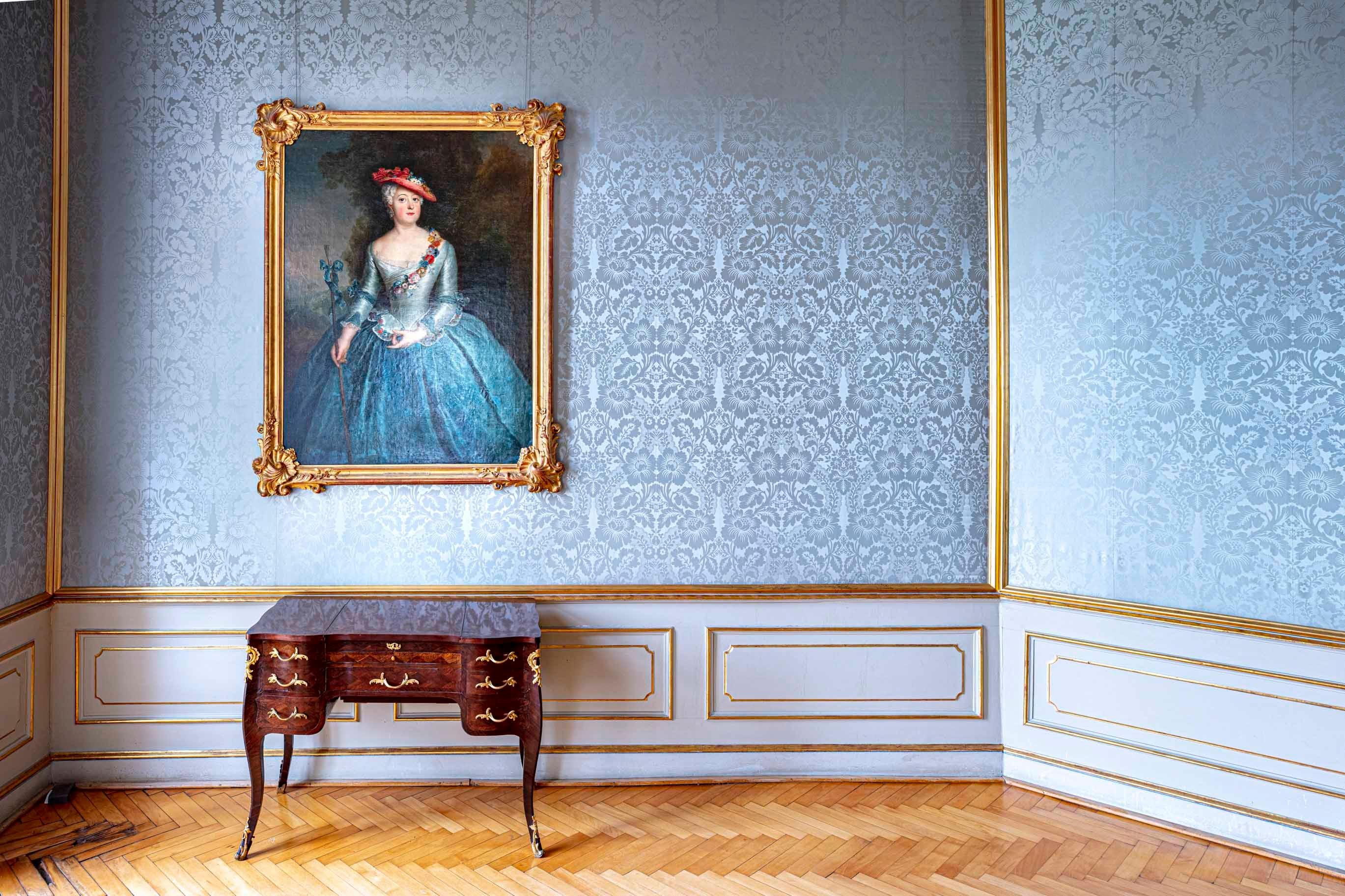Color Photograph Celia Rogge - La Dame En Bleu. De la série Château D'eau Enfilades