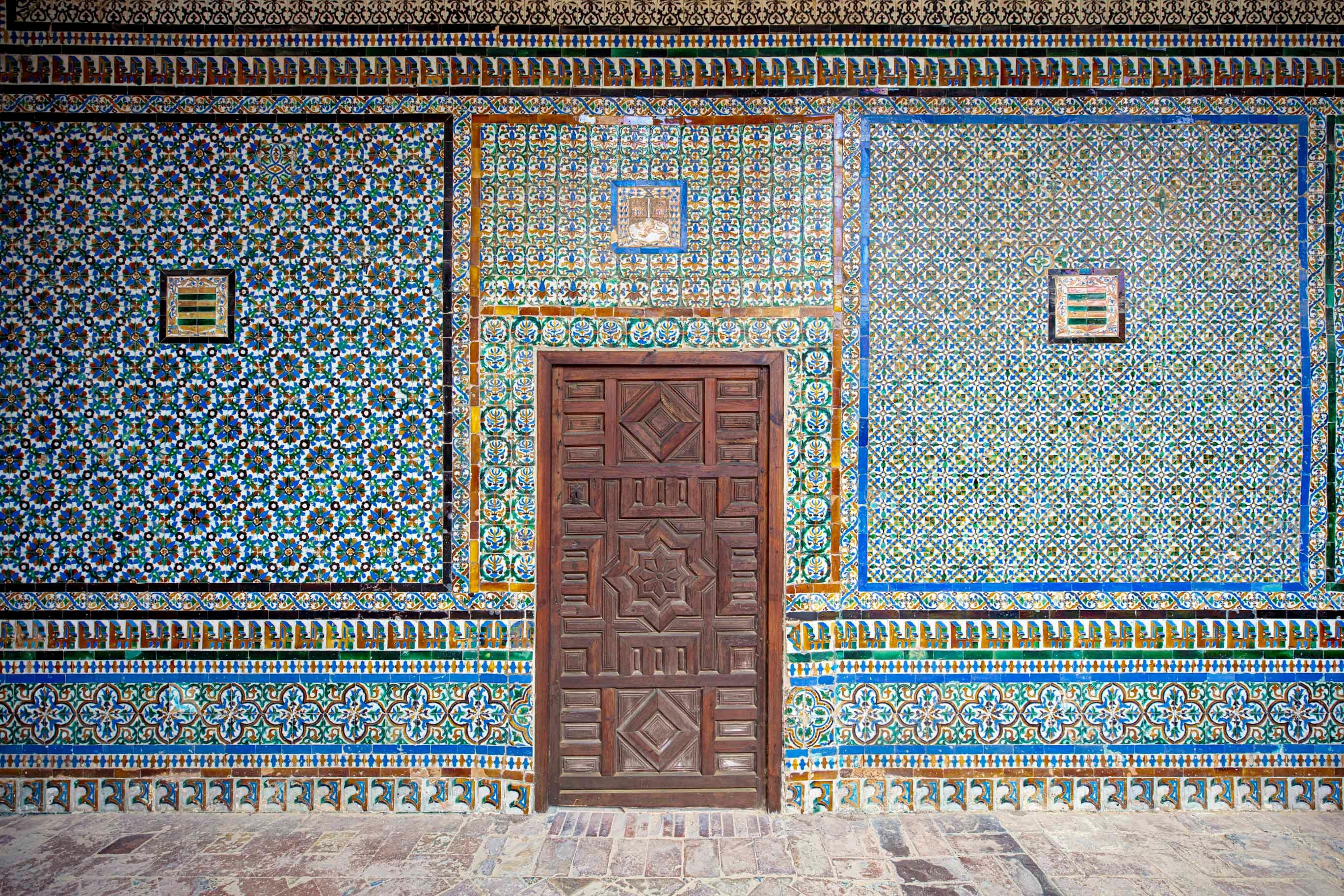 La Puerta Al Jardín Secr y Sueños Simétricos, Díptico. De la serie Iberia - Still-Life Photograph Gris de Celia Rogge