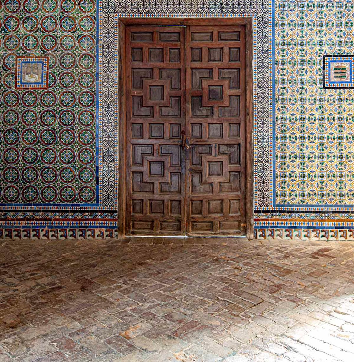 La Puerta Al Jardín Secreto. De la série Ibérique - Contemporain Photograph par Celia Rogge