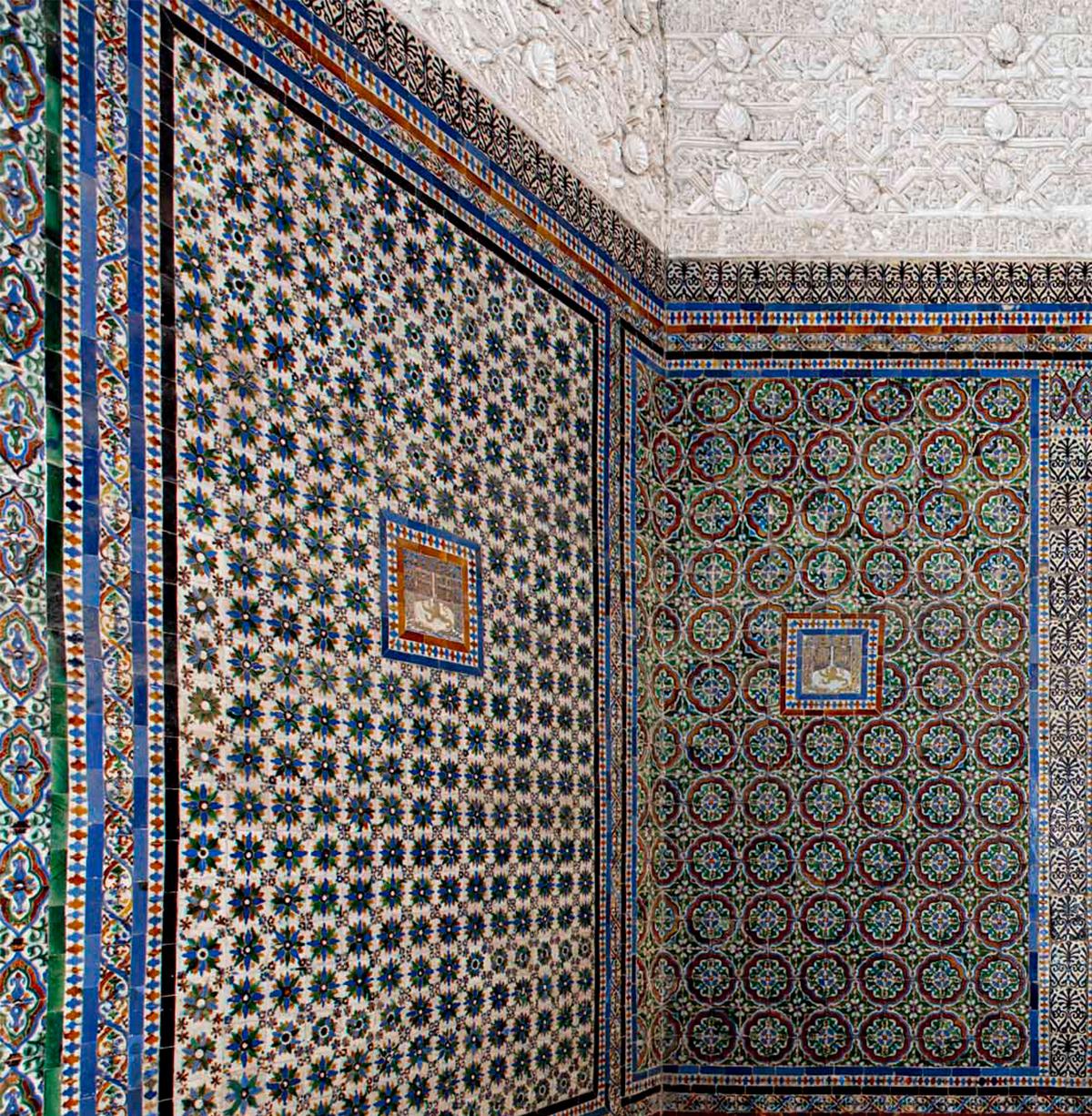 La Puerta Al Jardín Secreto. De la série Ibérique - Gris Color Photograph par Celia Rogge