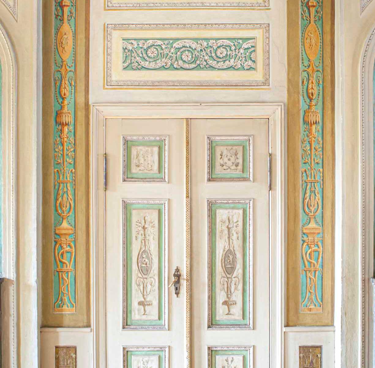 Palais Lichtenau Festsaal, Diptyque. De la série Grand Interiors - Marron Still-Life Photograph par Celia Rogge