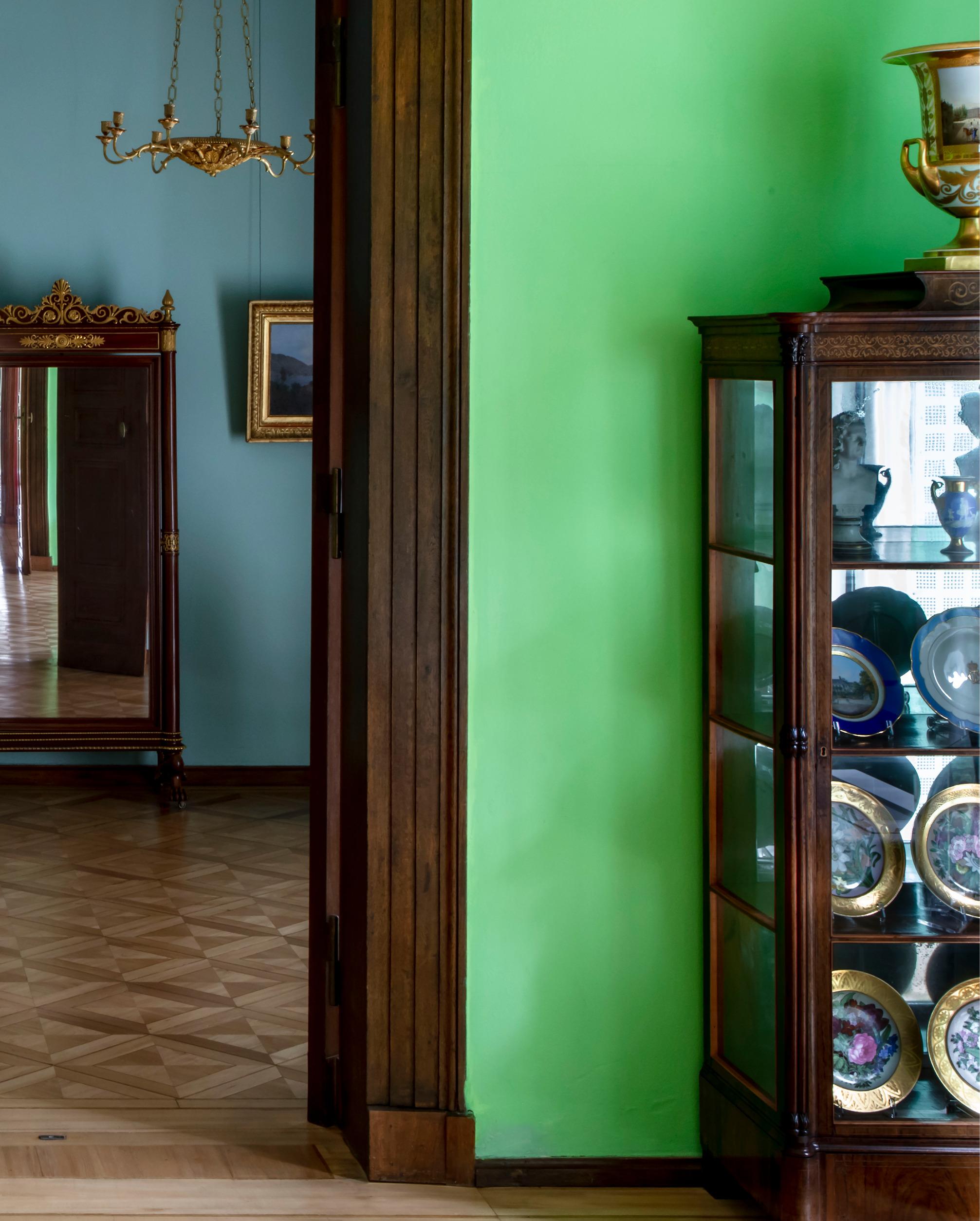 Greene & Greene di Schinkel. Dalla serie Schinkel Enfilades - Dalla serie Interiors - Color Photograph Verde di Celia Rogge