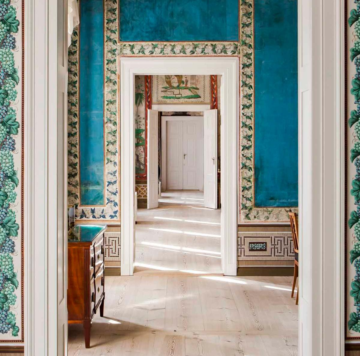 Sommer in Paretz. Gerahmt. Aus der Schinkel Enfilades - Interiors-Serie (Grau), Color Photograph, von Celia Rogge