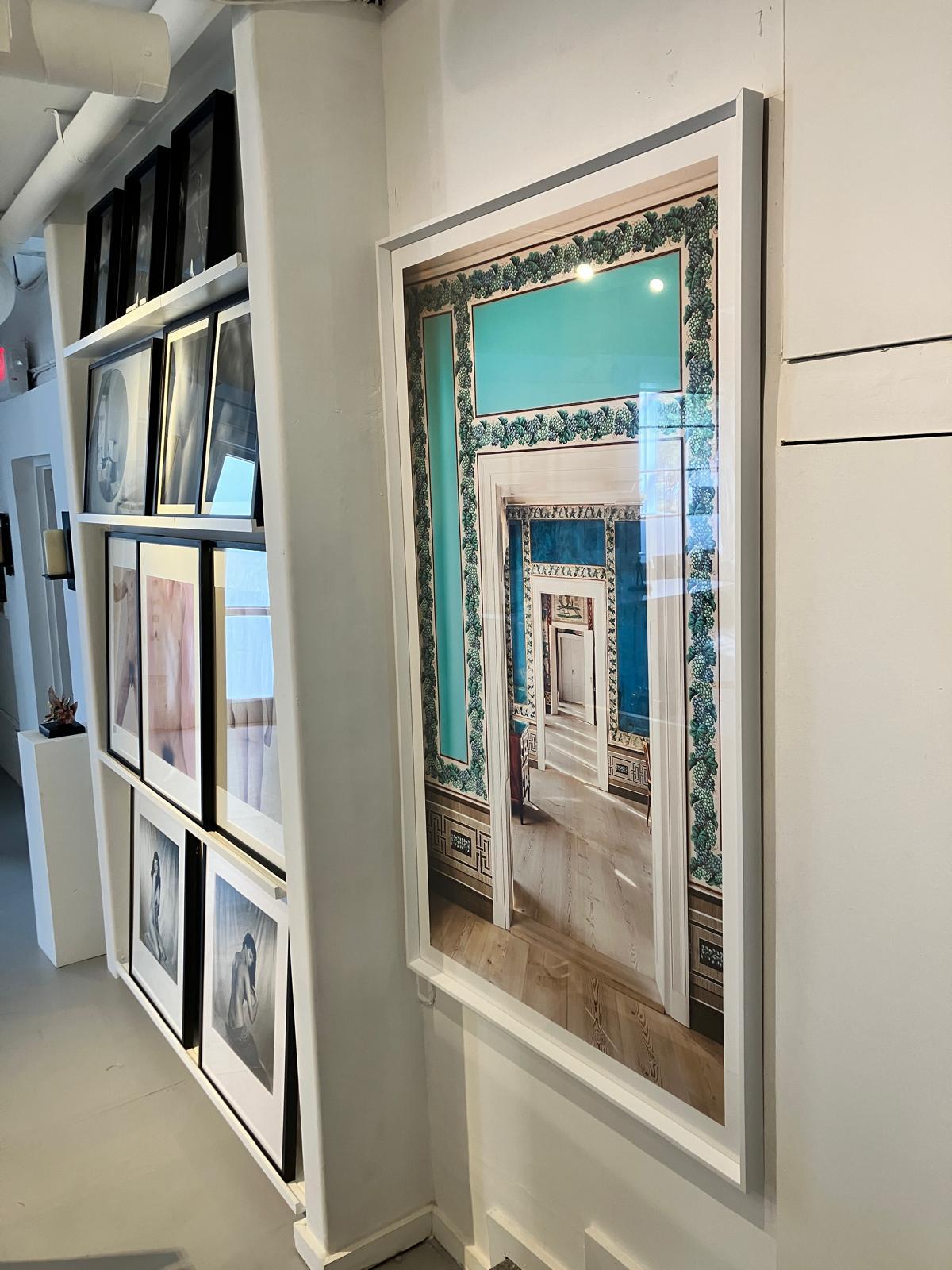 Sommer in Paretz. Gerahmt. Aus der Schinkel Enfilades - Interiors-Serie im Angebot 1