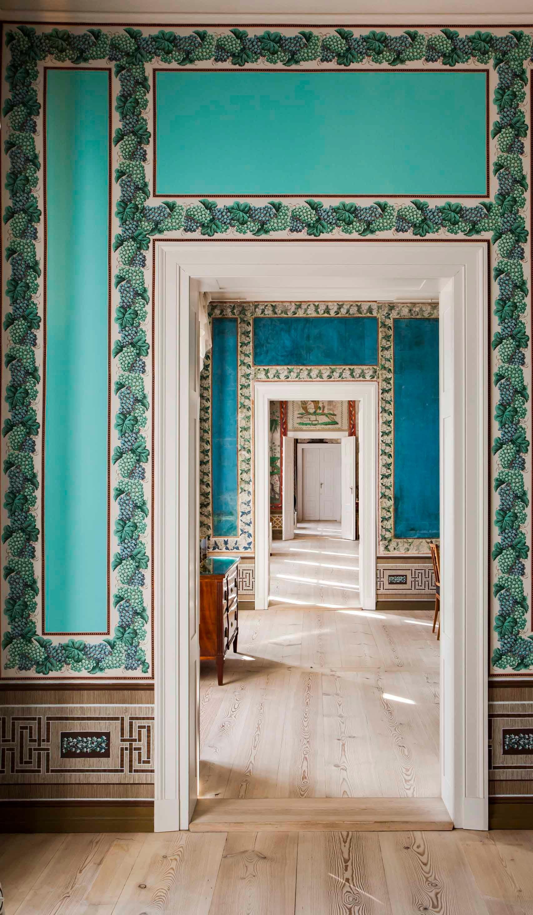 Sommer in Paretz. Gerahmt. Aus der Schinkel Enfilades - Interiors-Serie – Photograph von Celia Rogge