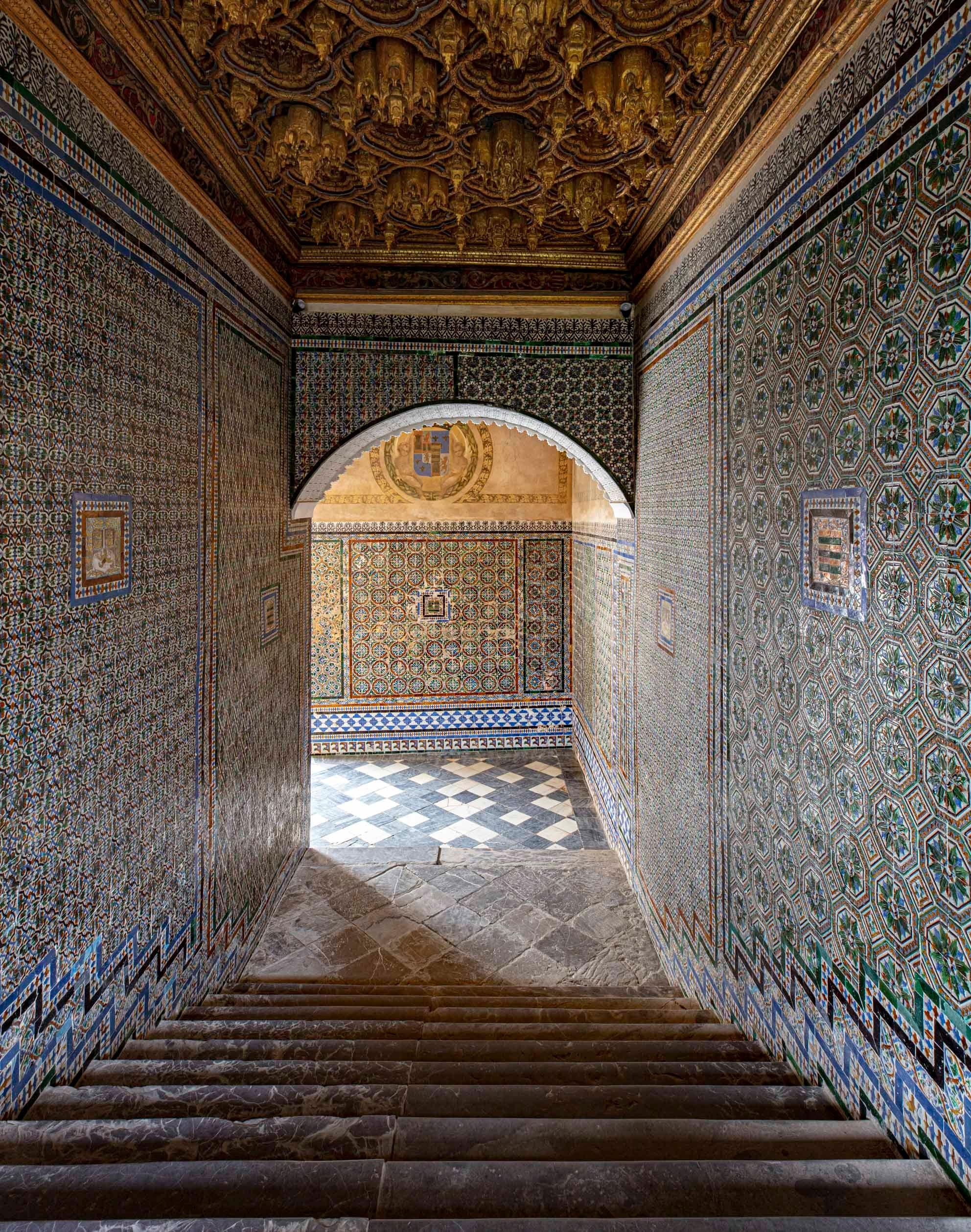 Tesoros Del Sevilla et Pasillo De Mudejar, Diptyque De la série Ibérique - Photograph de Celia Rogge