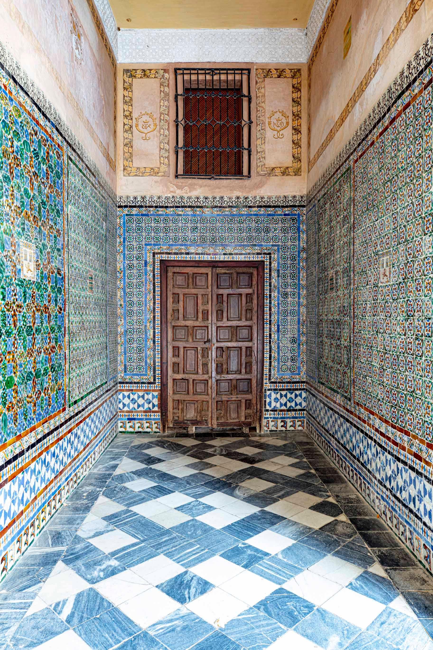 Tesoros Del Sevilla et Pasillo De Mudejar, Diptyque De la série Ibérique - Gris Color Photograph par Celia Rogge